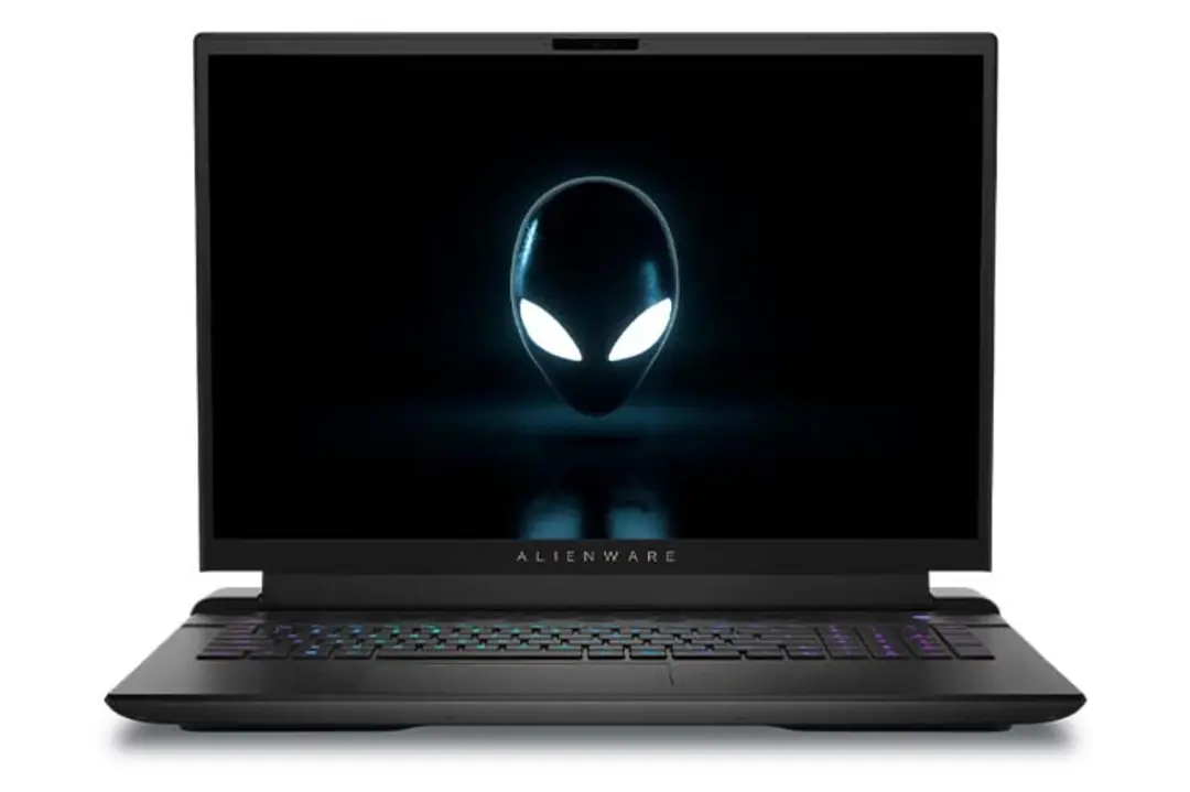 نمای جلوی Alienware M18 به همراه کیبورد و نمایشگر رنگ سیاه