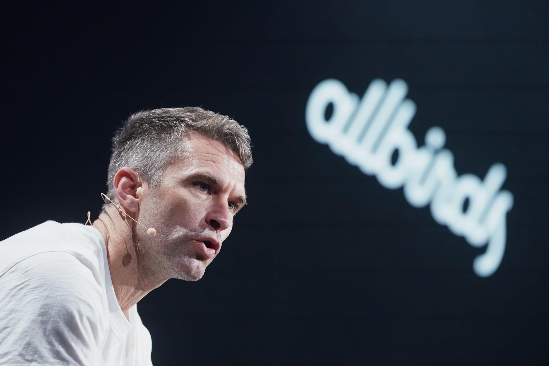 چهره‌ی یک مرد جوان با لباس سفید با پس‌زمینه‌ی مشکی