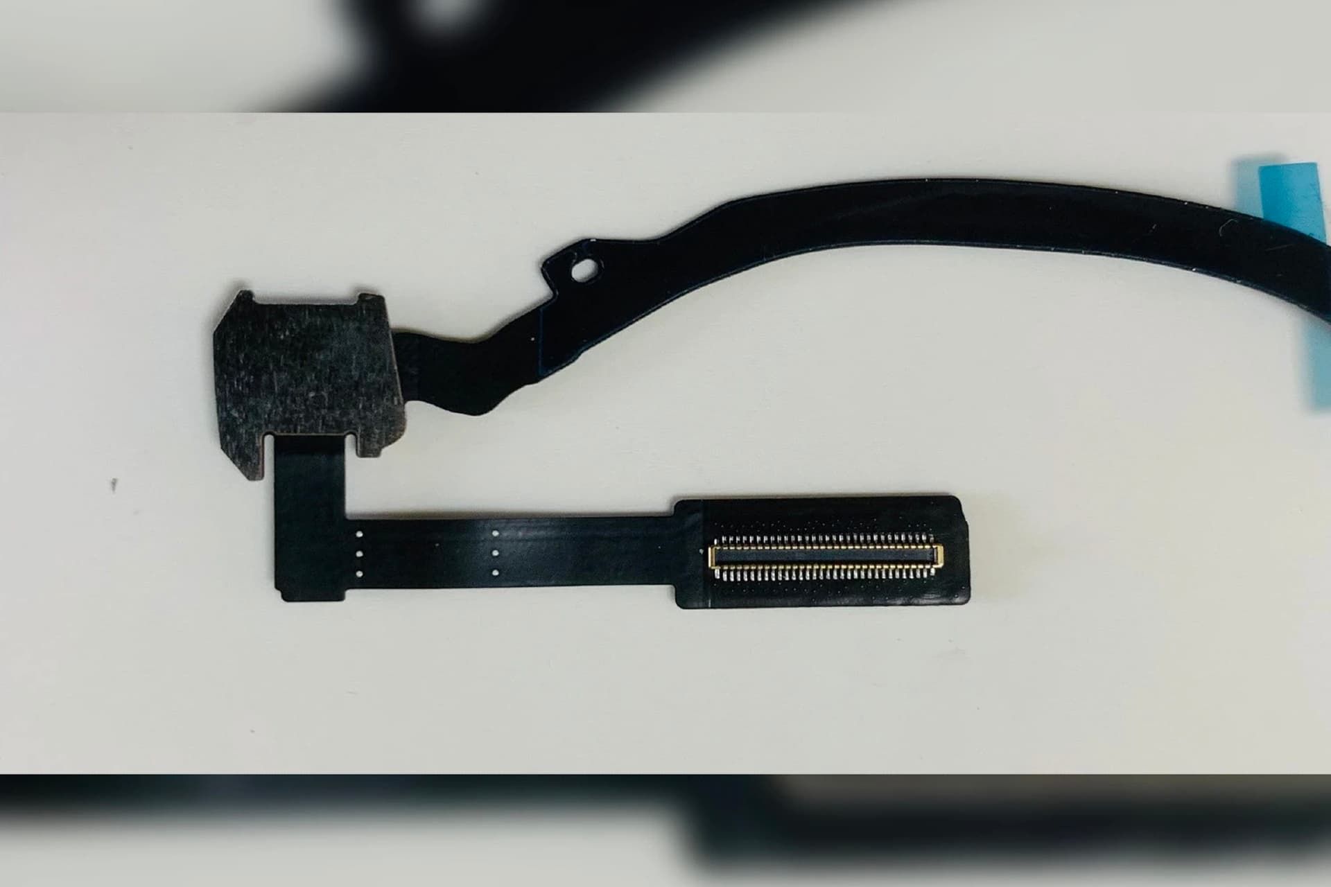 کابل هدست AR/VR اپل از نمای نزدیک