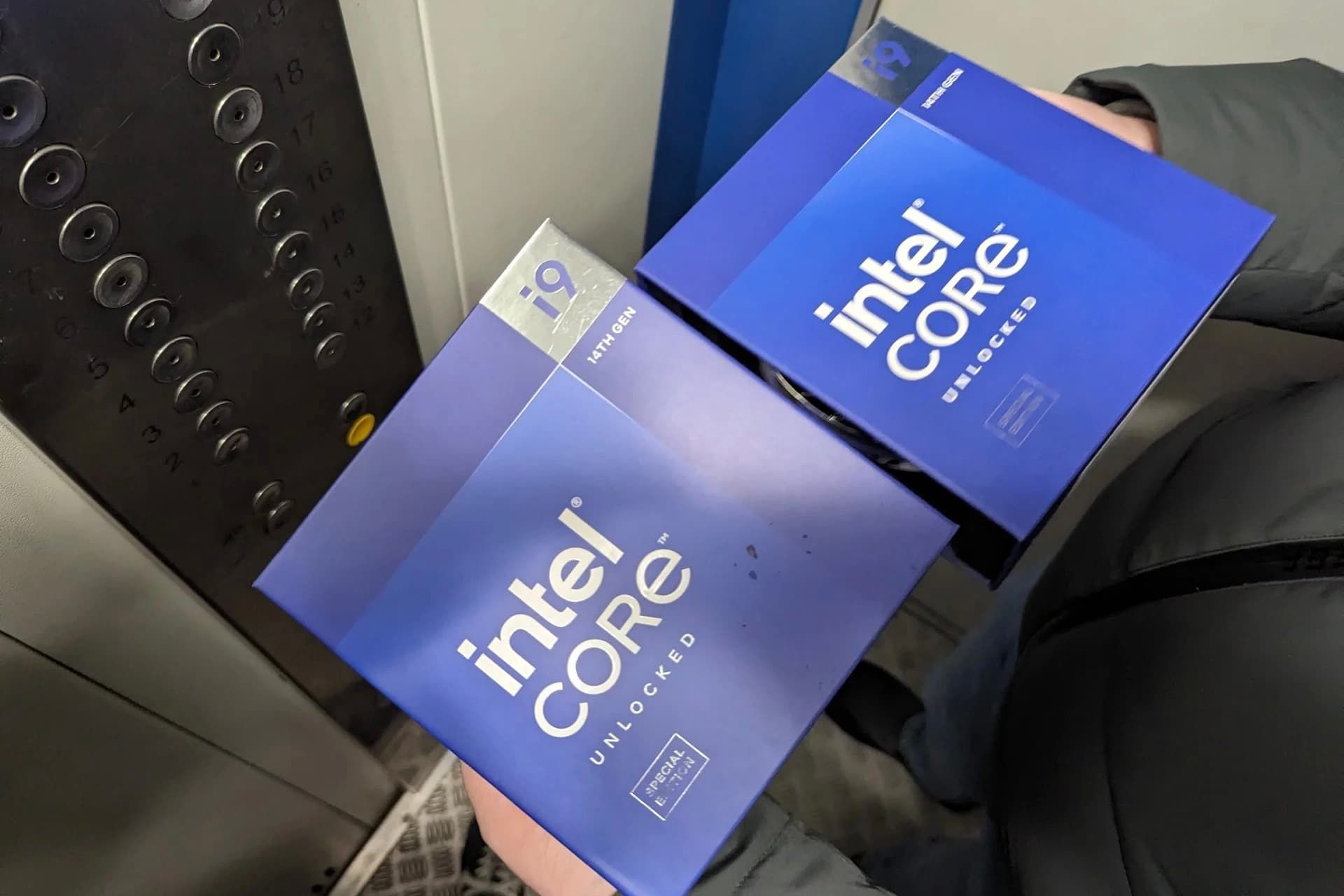 جعبه پردازنده اینتل 14900KS آبی در دست