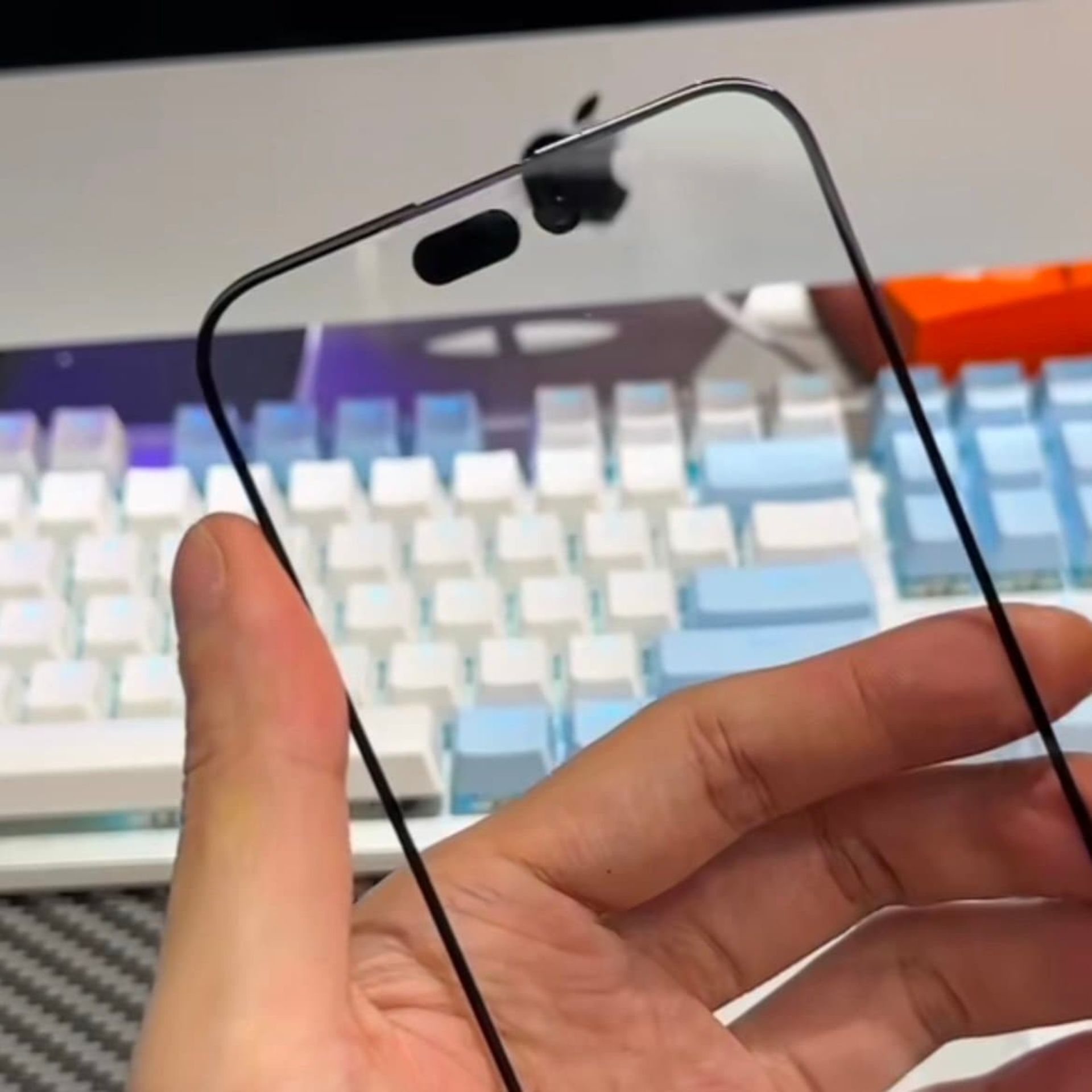 شیشه محافظ آیفون ۱۵ پرو مکس در دست