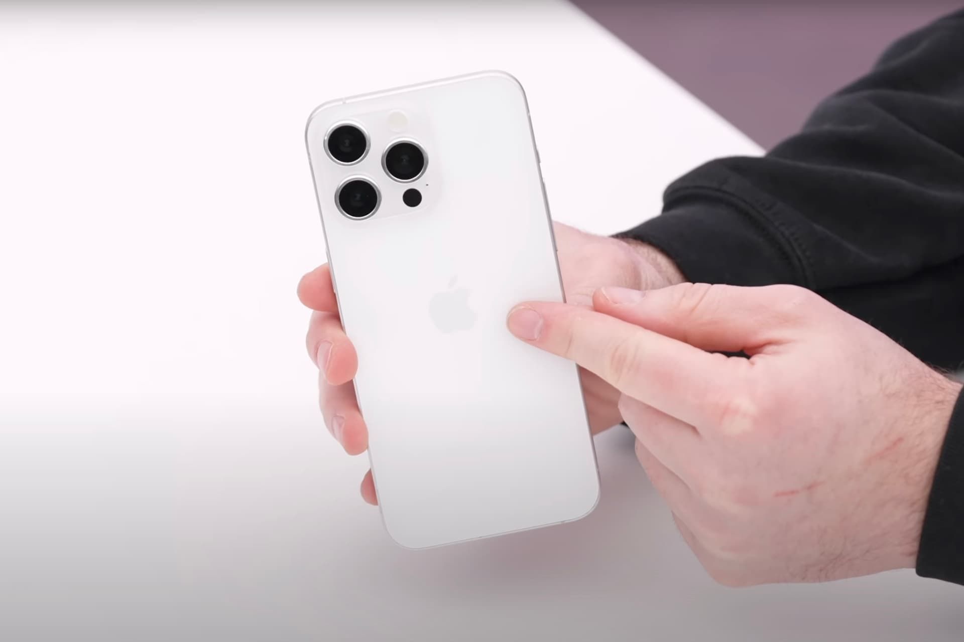 ماکت آیفون ۱۵ اولترا مدل سفید در دست