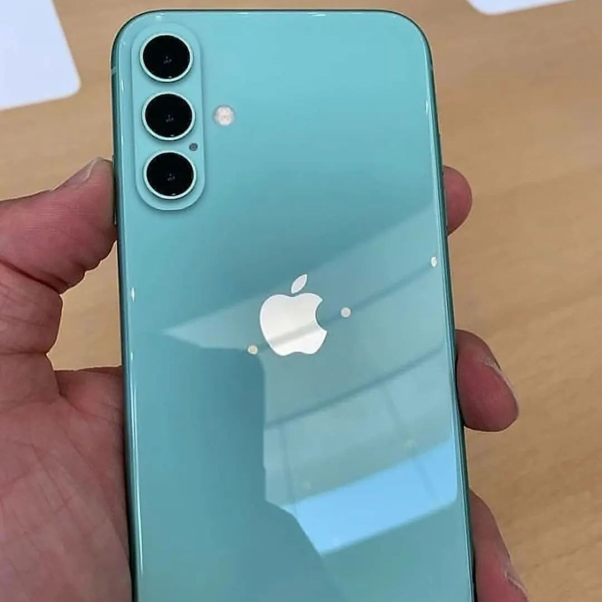 طرح مفهومی از پنل پشتی گوشی آیفون ۱۶ رنگ آبی