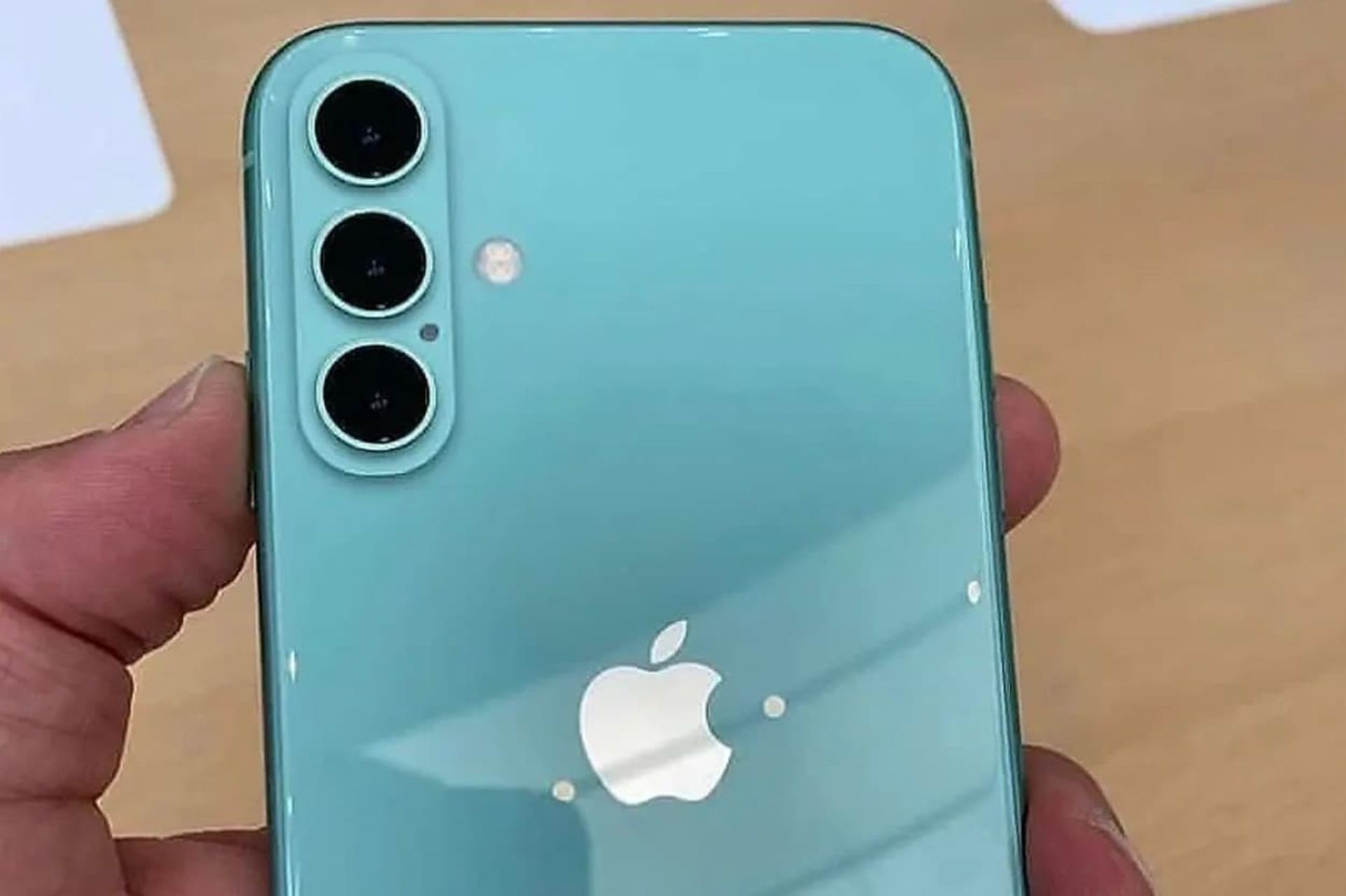 رندر مفهومی از پنل پشتی گوشی آیفون ۱۶ رنگ آبی