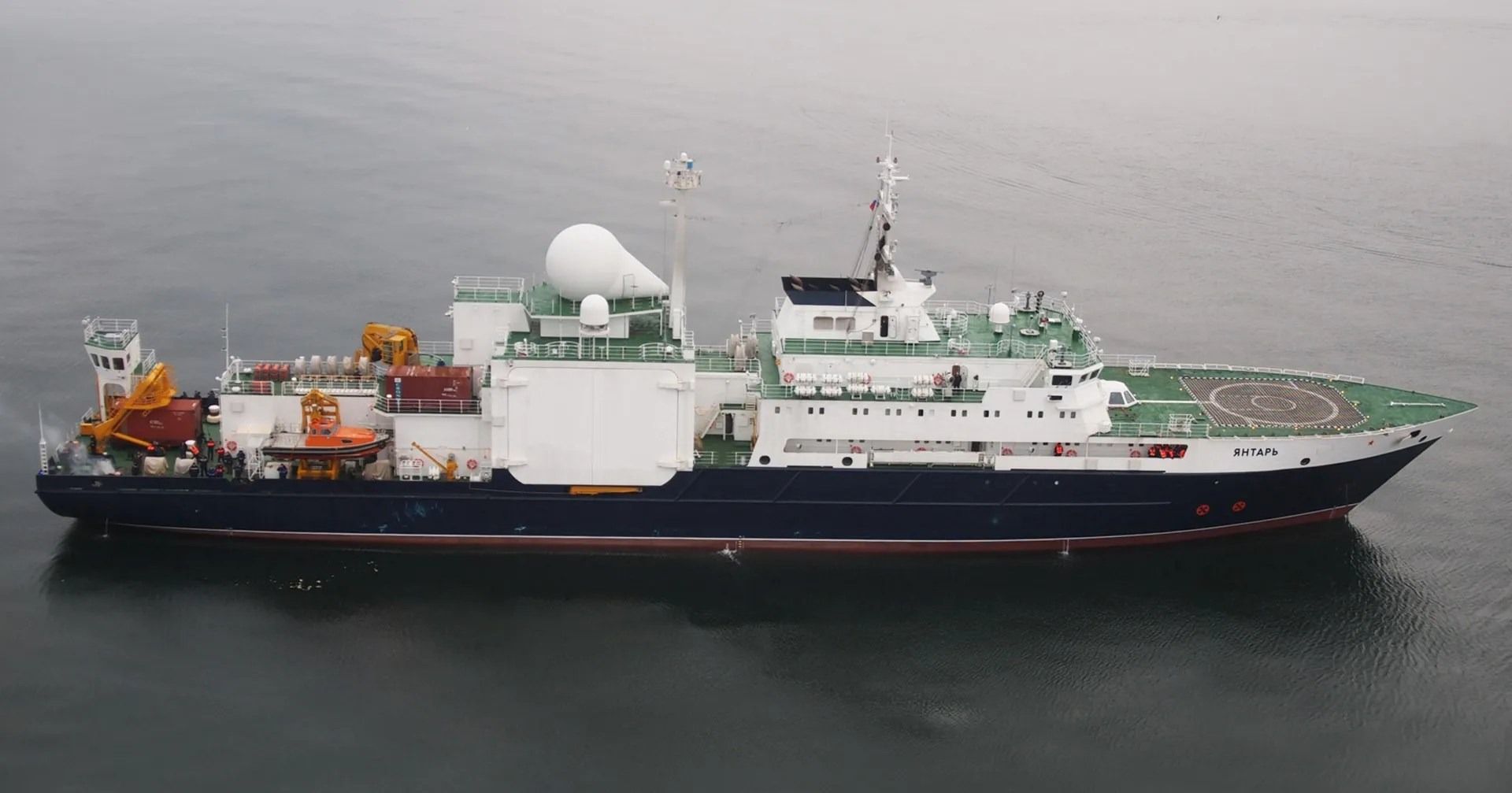 کشتی یانتار روسیه در اقیانوس از نمای بالا