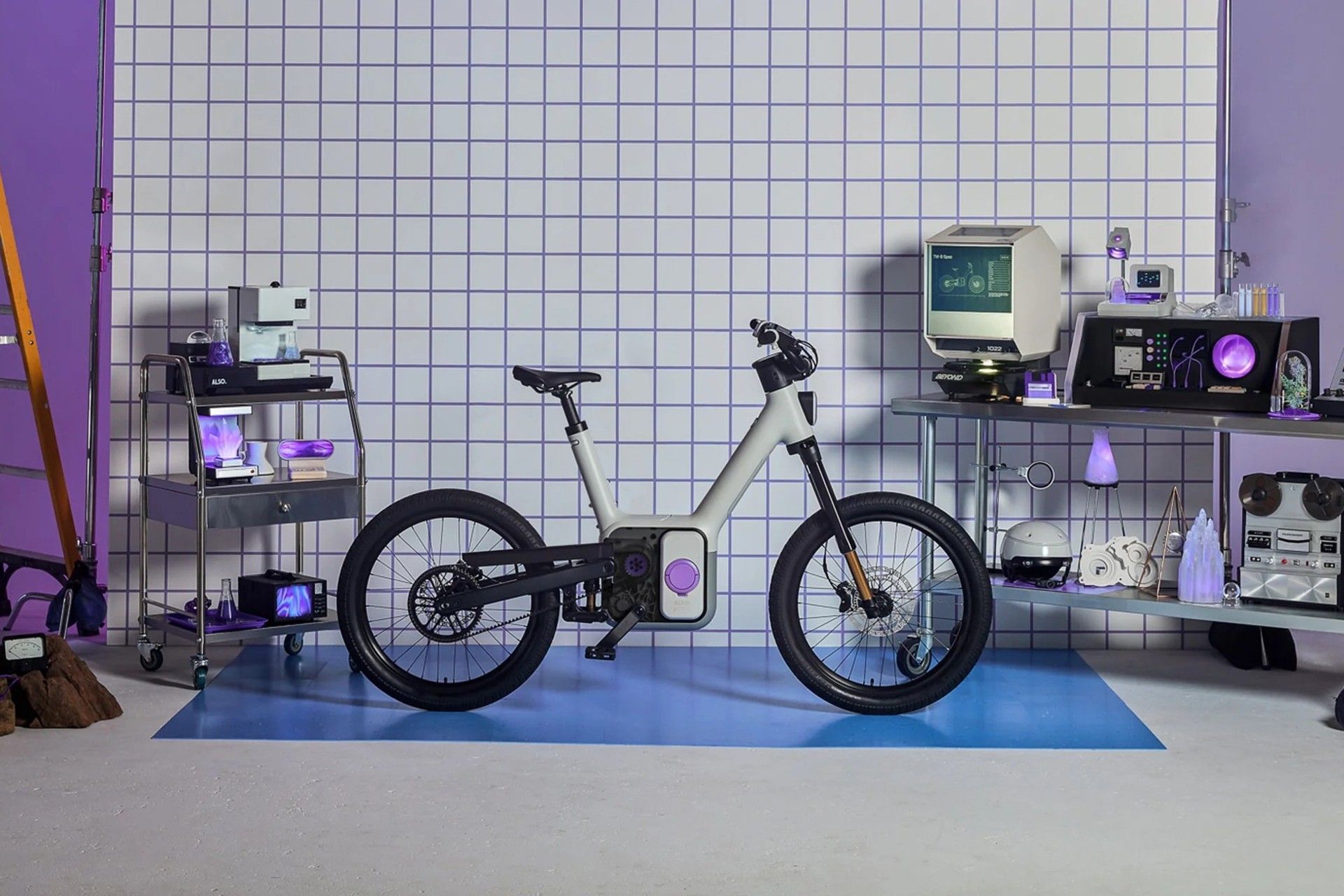 نمای جانبی دوچرخه‌ی برقی