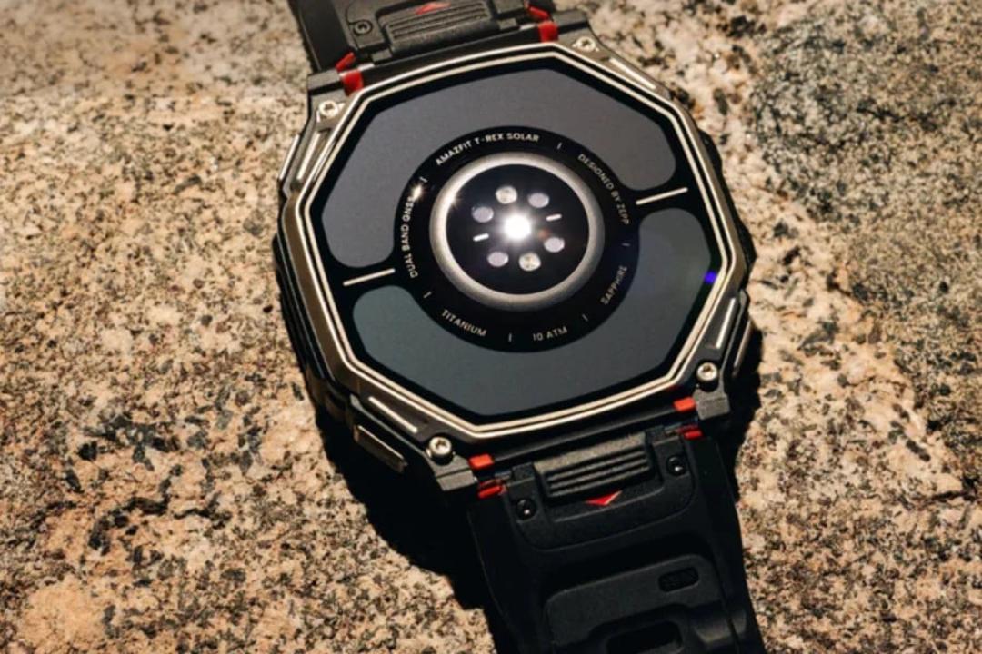 پنل سنسورها و بدنه تیتانیومی ساعت هوشمند Amazfit T-Rex Dual Solar