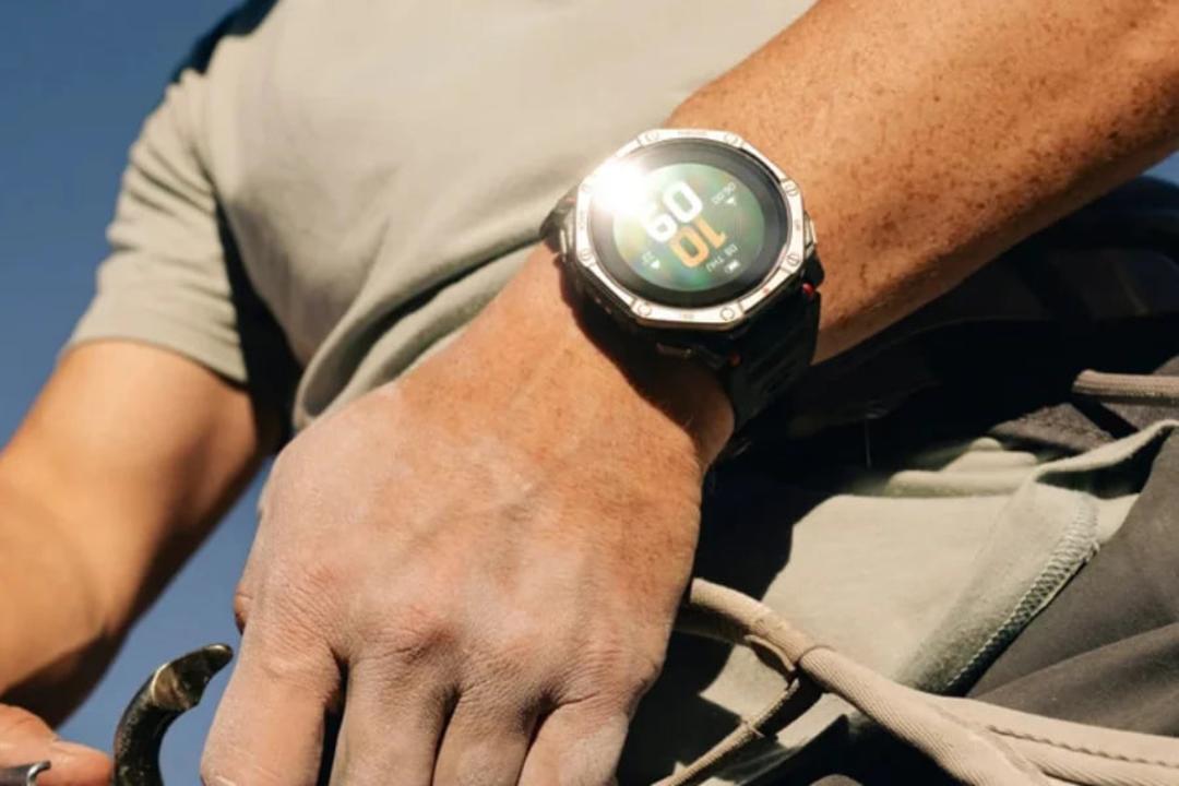 ساعت هوشمند Amazfit T-Rex Dual Solar روی مچ دست یک کوهنورد