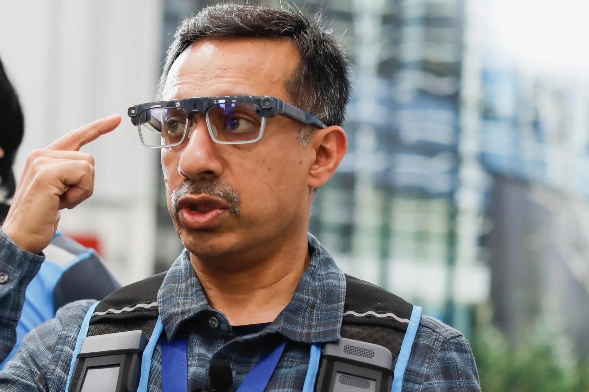 عینک هوشمند (Smart Glasses) دوربین‌دار روی صورت یک پستچی آمازون