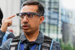 عینک هوشمند (Smart Glasses) دوربین‌دار روی صورت یک پستچی آمازون