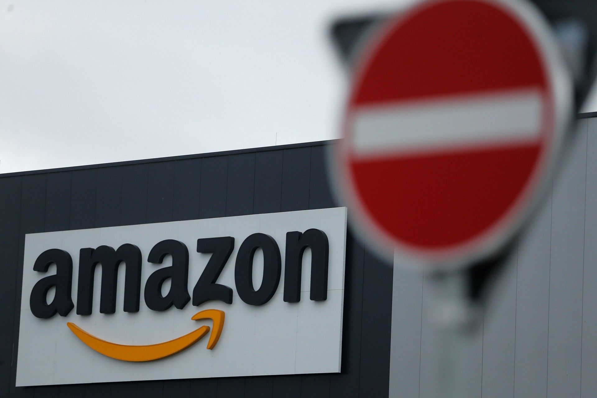 لوگو آمازون کنار تابلو ممنوعه از نمای نزدیک