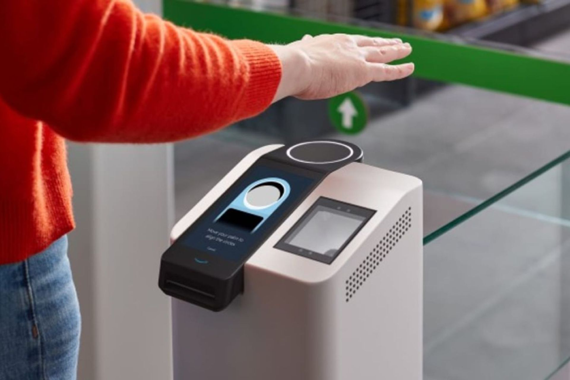 مرد درحال اسکن کف دست