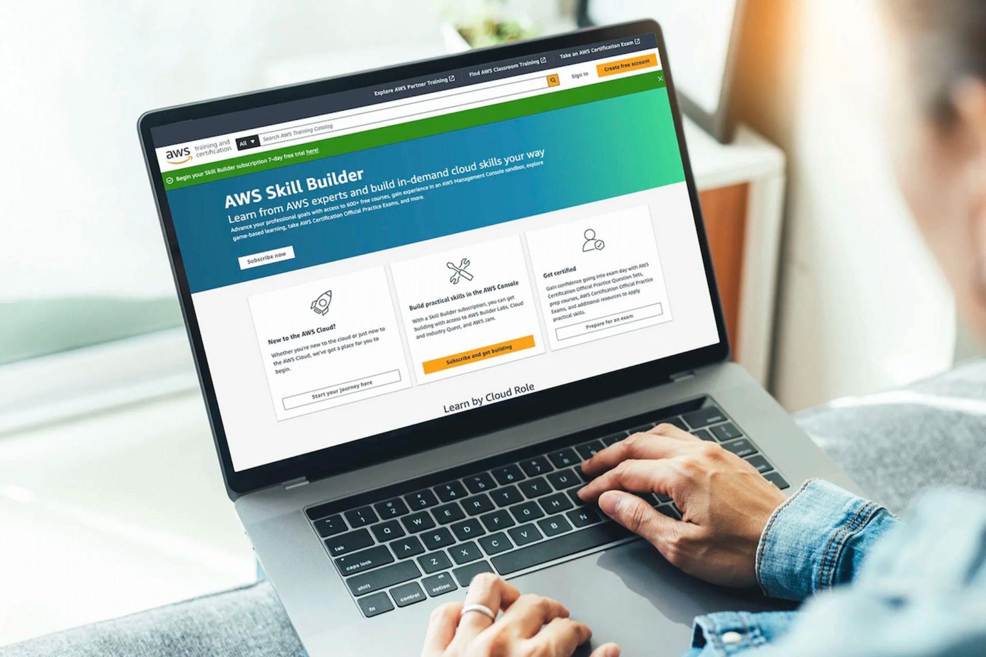 فردی در حال کار با وبسایت Amazon aws skill builder در لپتاپ