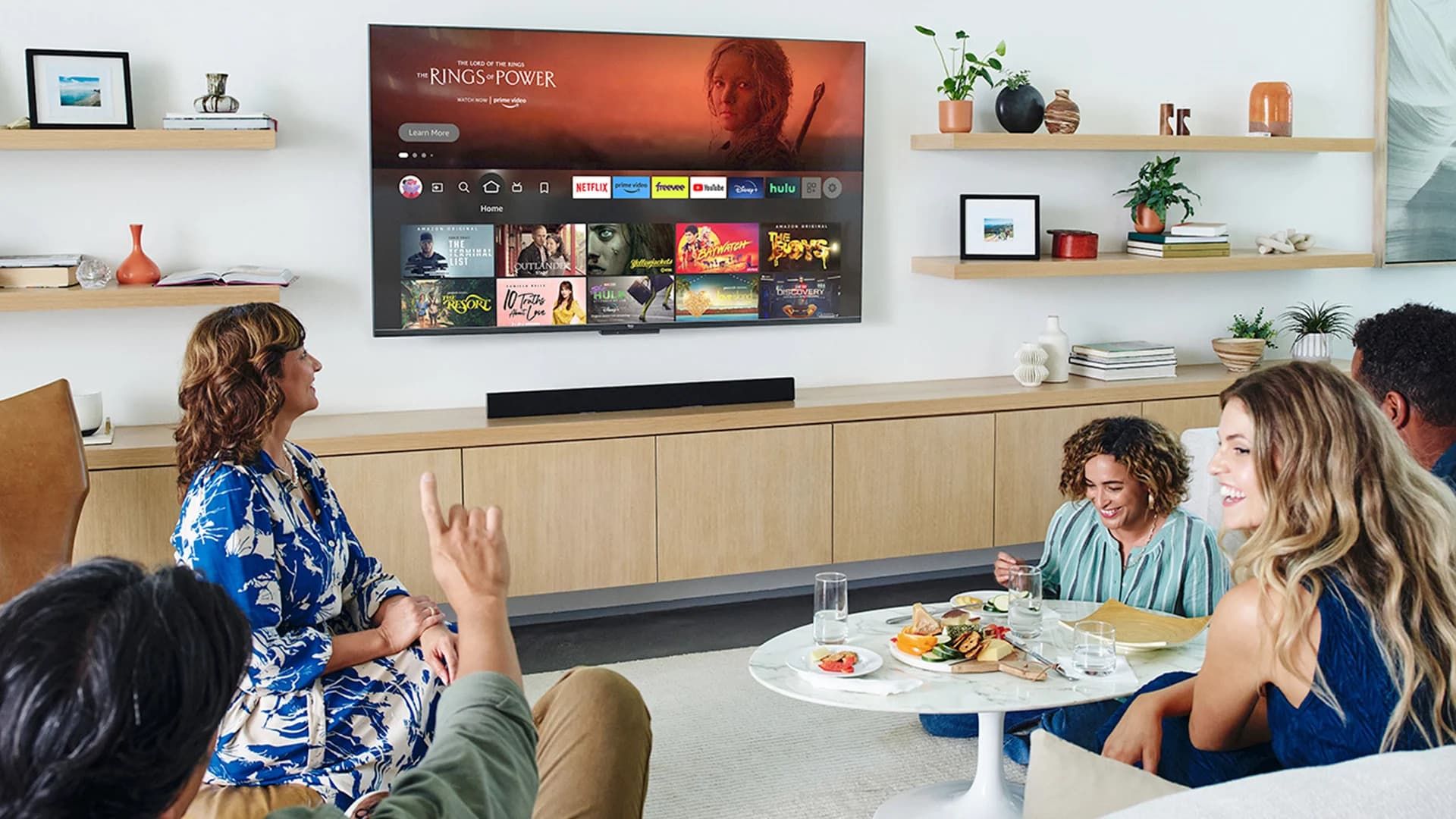 چند نفر در حال تماشای تلویزیون مجهز به Fire TV