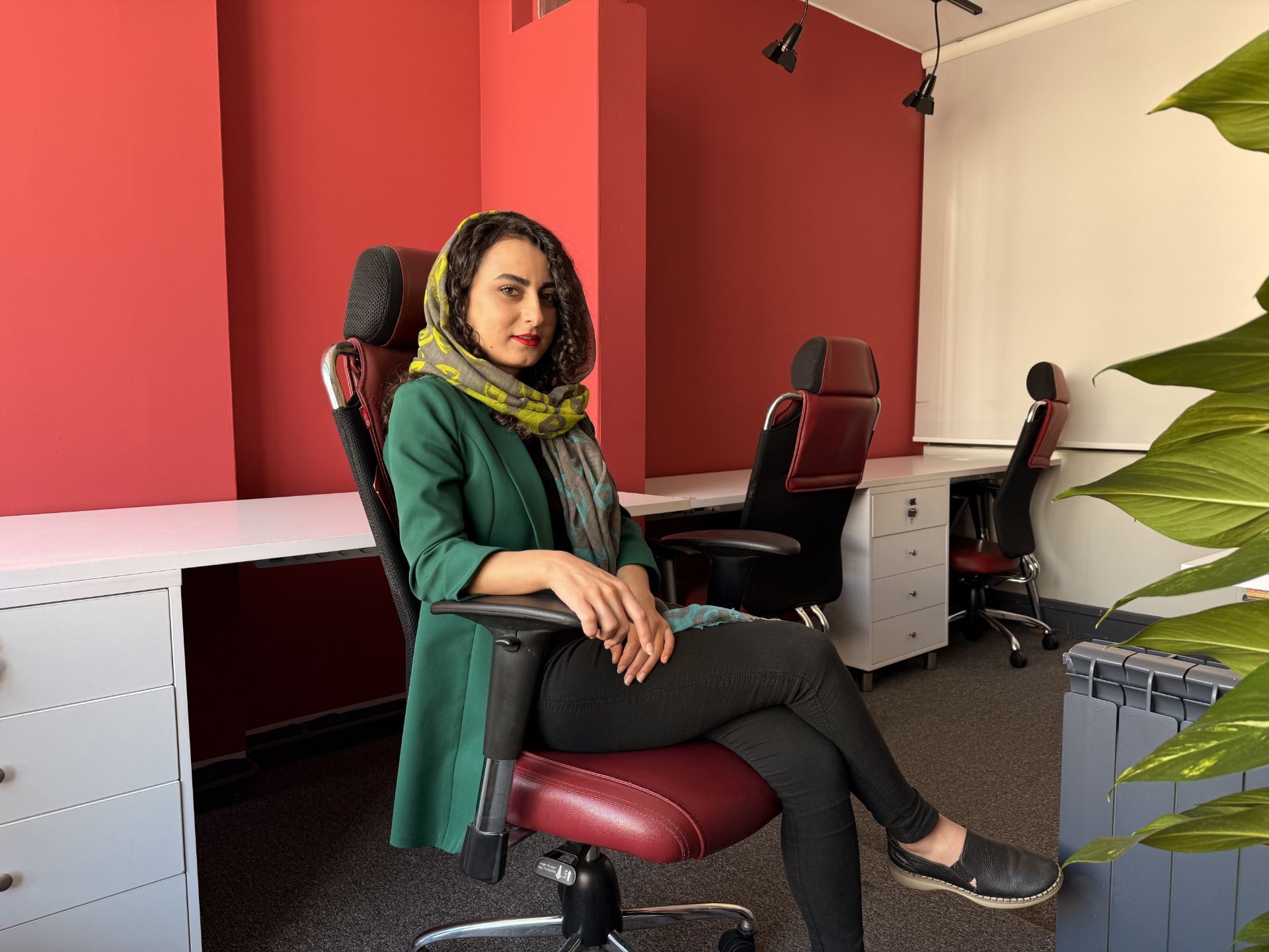 Kausar Nikomanesh, Zomit writer in the editorial office - Amber iPhone 16 Pro photography style