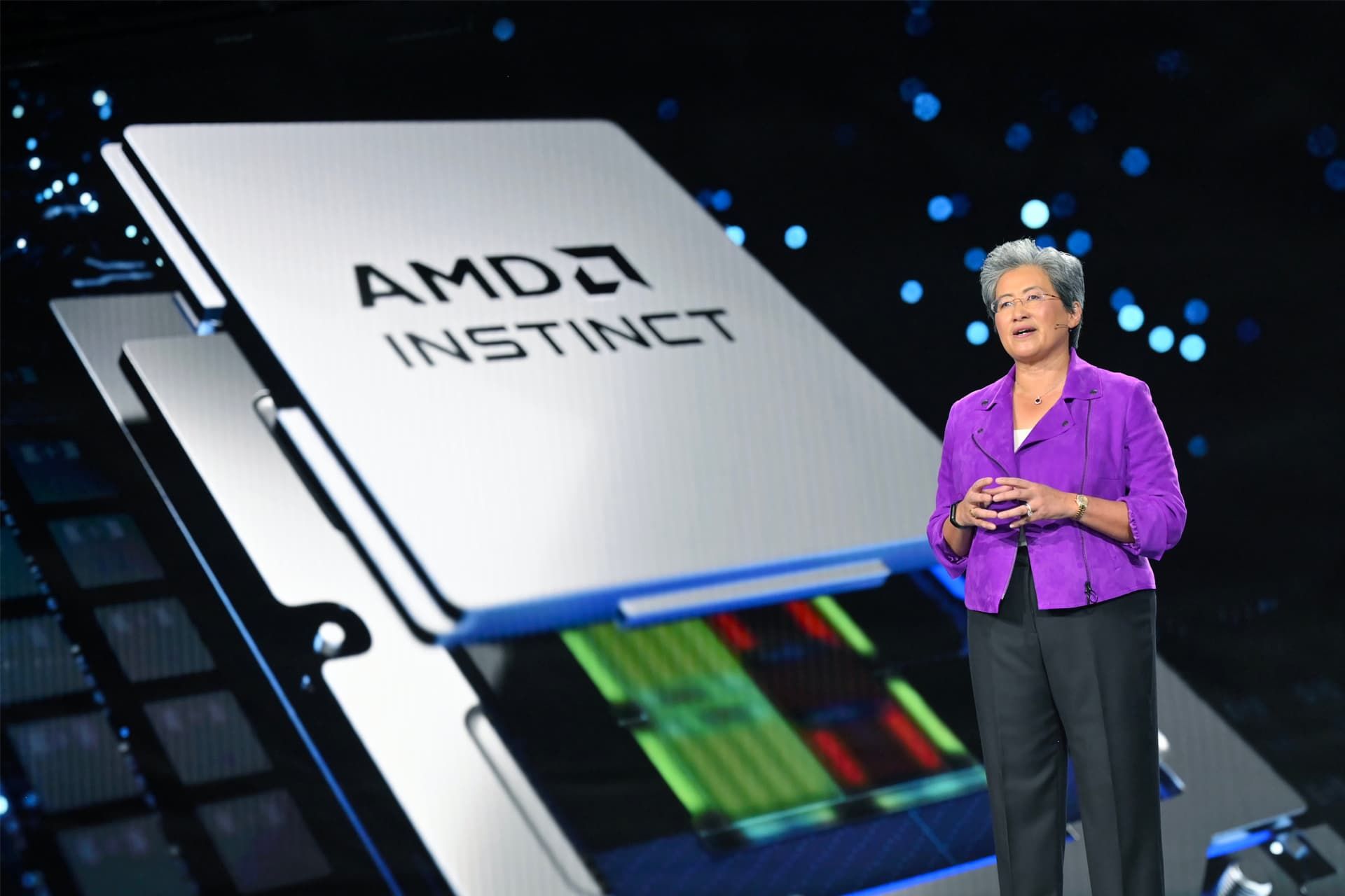 لیزا سو / Lisa Su مدیرعامل AMD در کنفرانس مطبوعاتی لباس بنفش