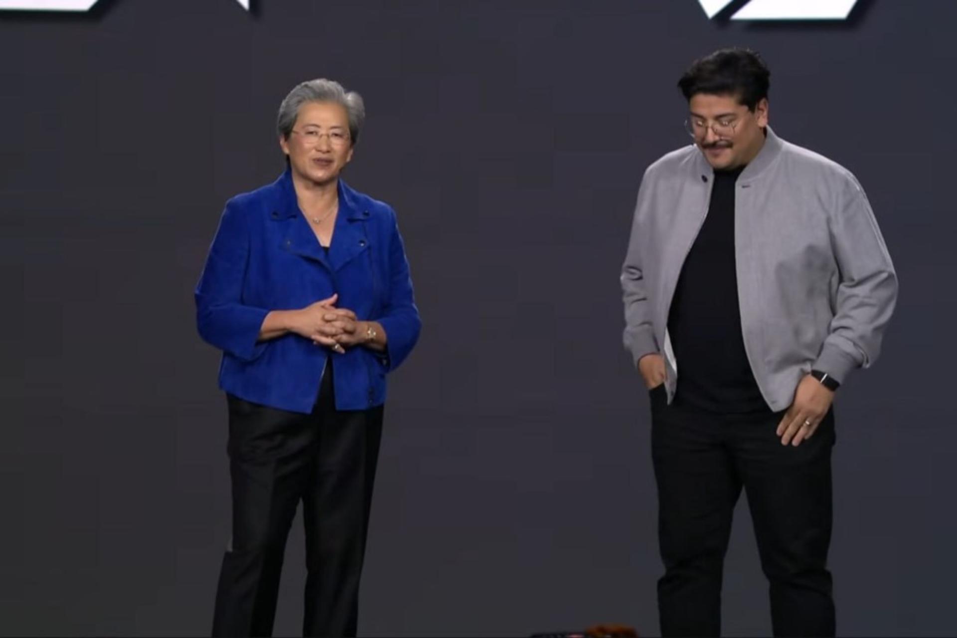 یک مرد جوان کنار یک زن میان‌سال در کنفرانس مطبوعاتی