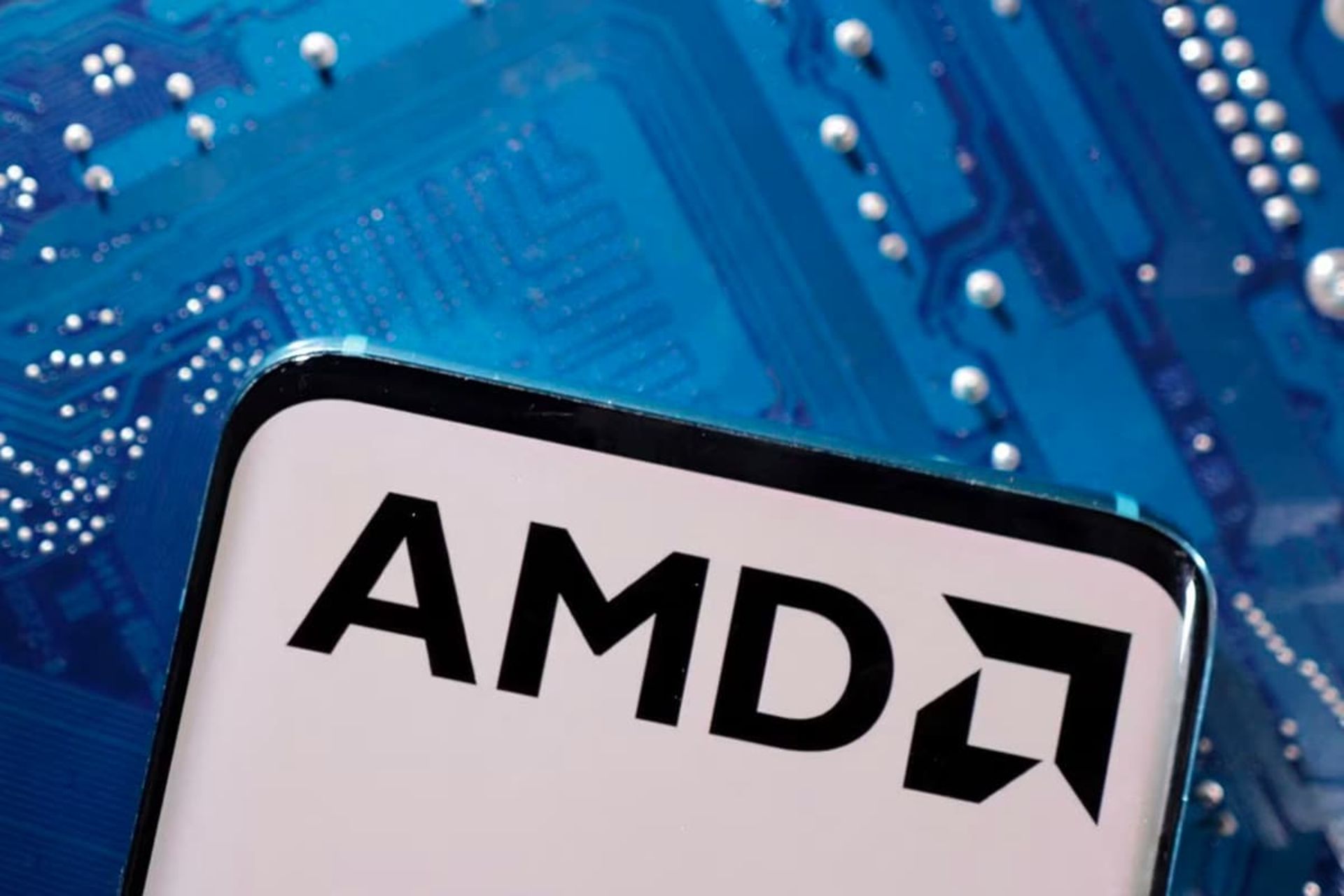 لوگو ای ام دی / AMD روی نمایشگر موبایل در بالای تراشه آبی