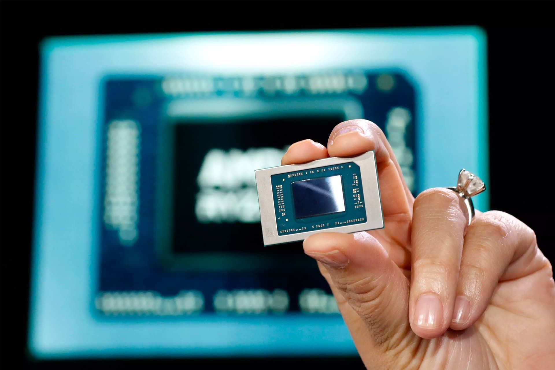 پردازنده دراگون رینج ای ام دی AMD Dragon Range در دست