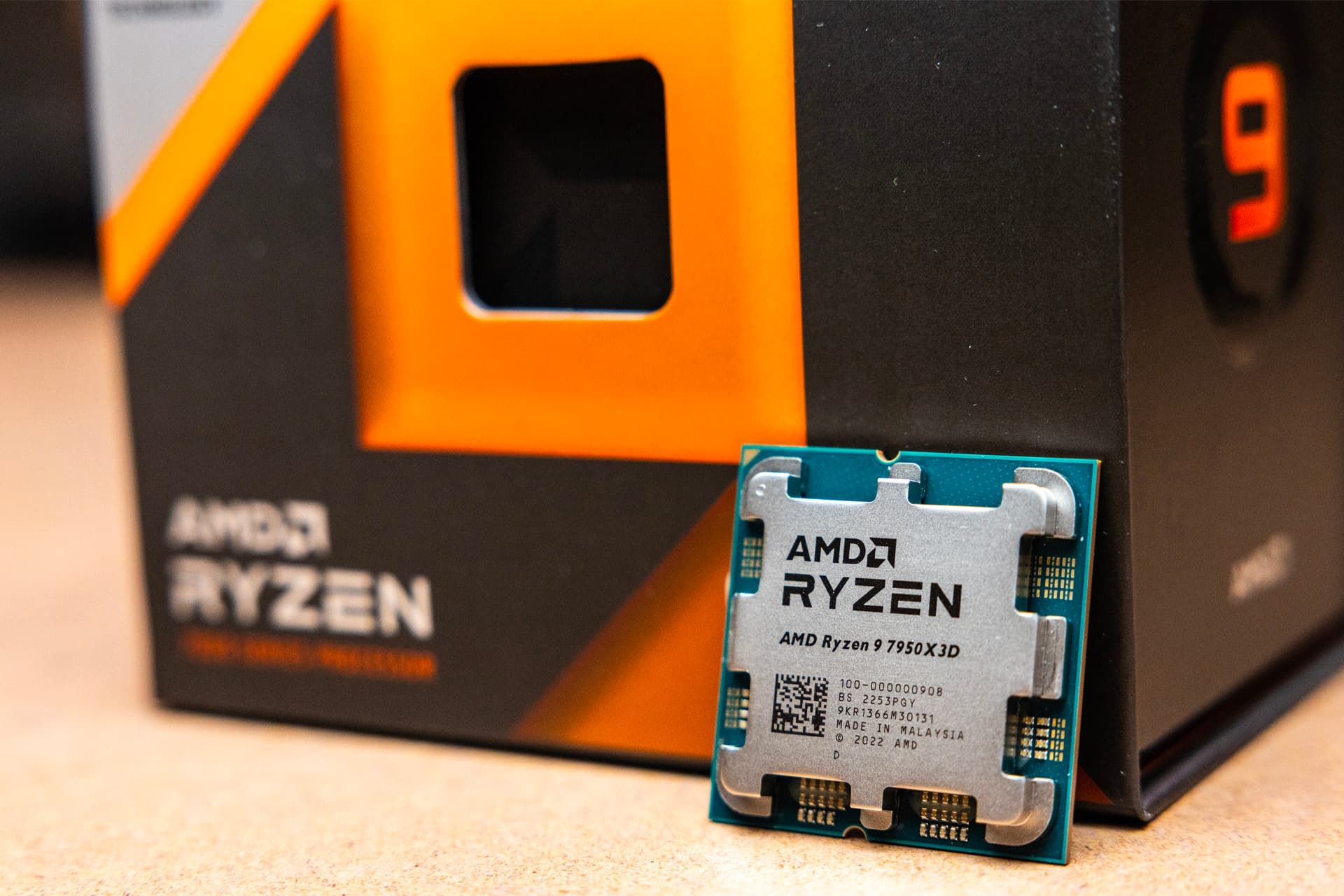 پردازنده AMD 7950X3D در کنار جعبه از نمای جلو