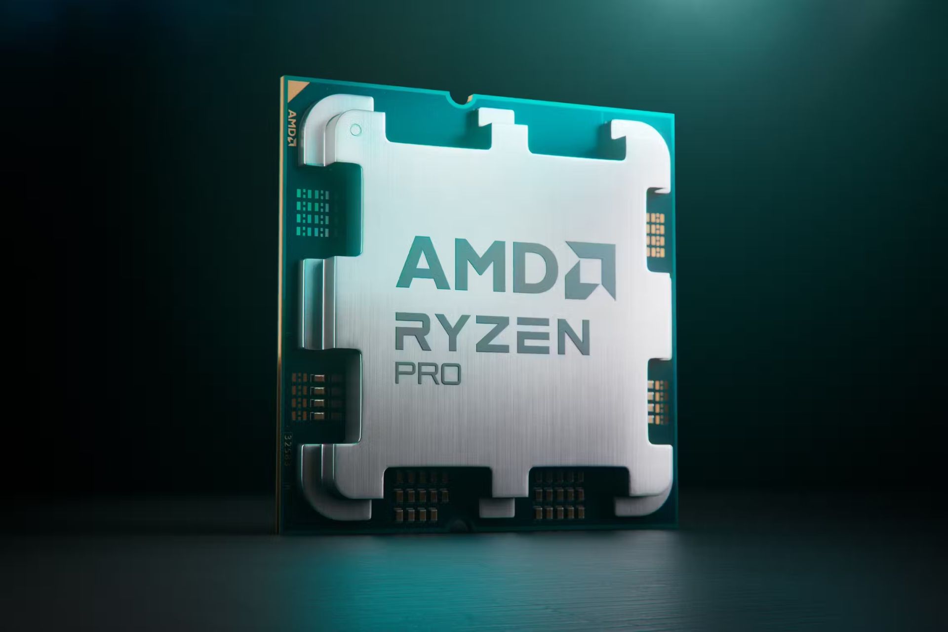 پردازنده‌ی AMD Ryzen Pro 8000 از نمای جلو ایستاده