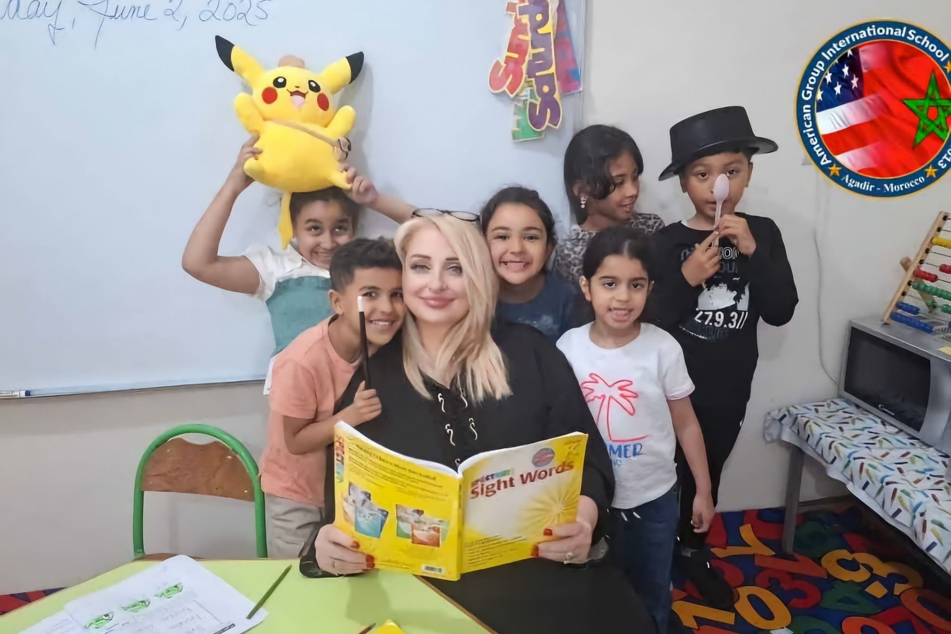 جولی ویلبرن معلم آمریکایی در کنار دانش آموزانش در مراکش