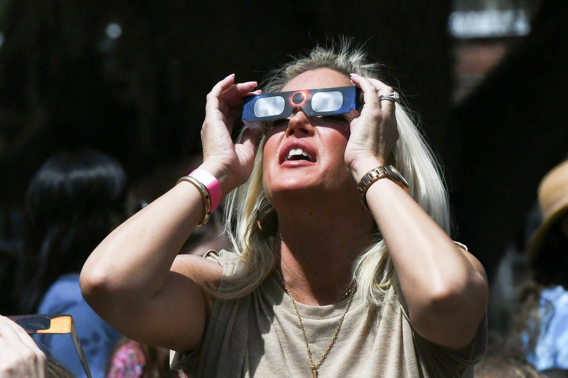 زن جوان در حال تماشای خورشیدگرفتگی ۲۰۲۴ آمریکا