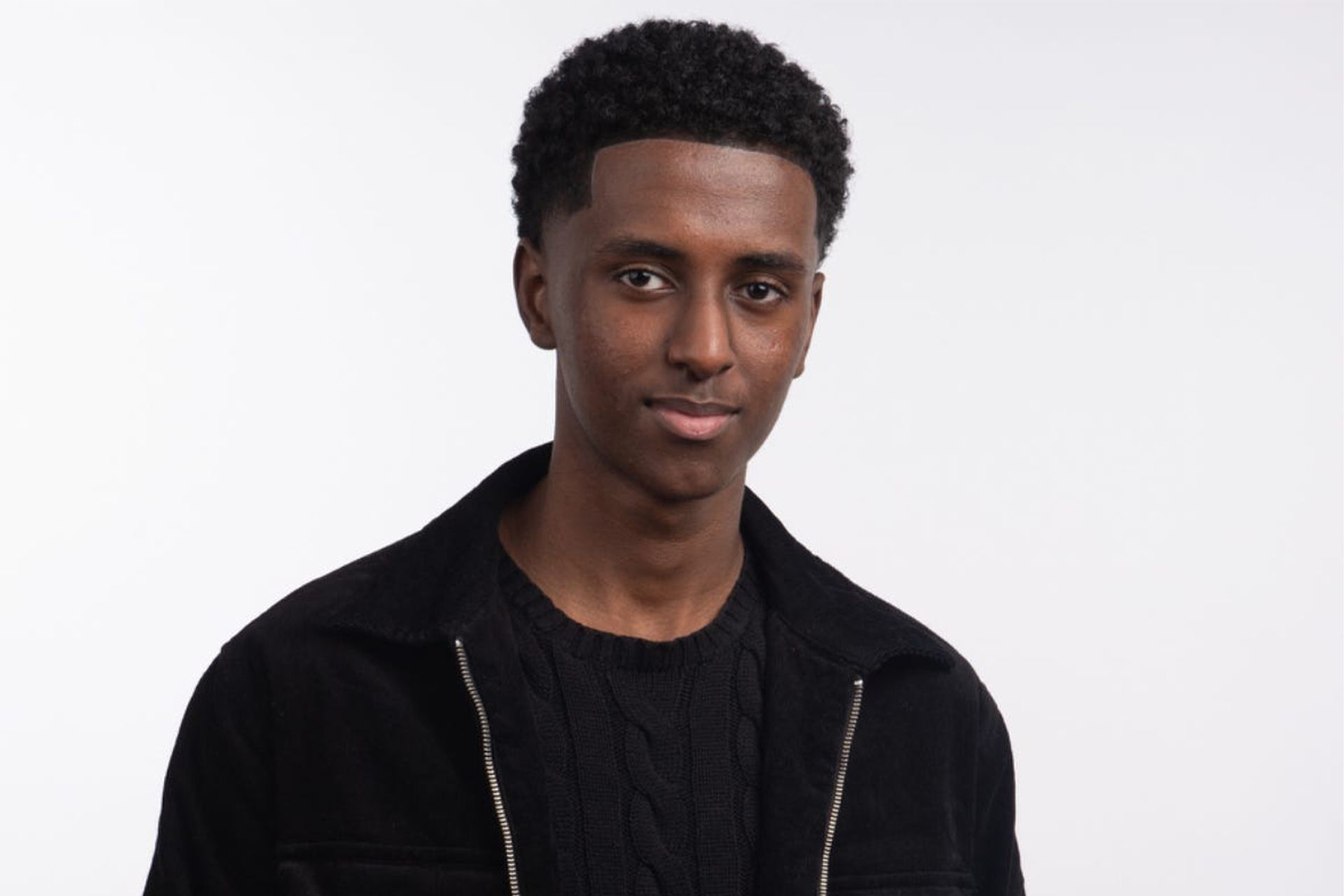 یک پسر نوجوان سیاه‌پوست در لباس مشکی