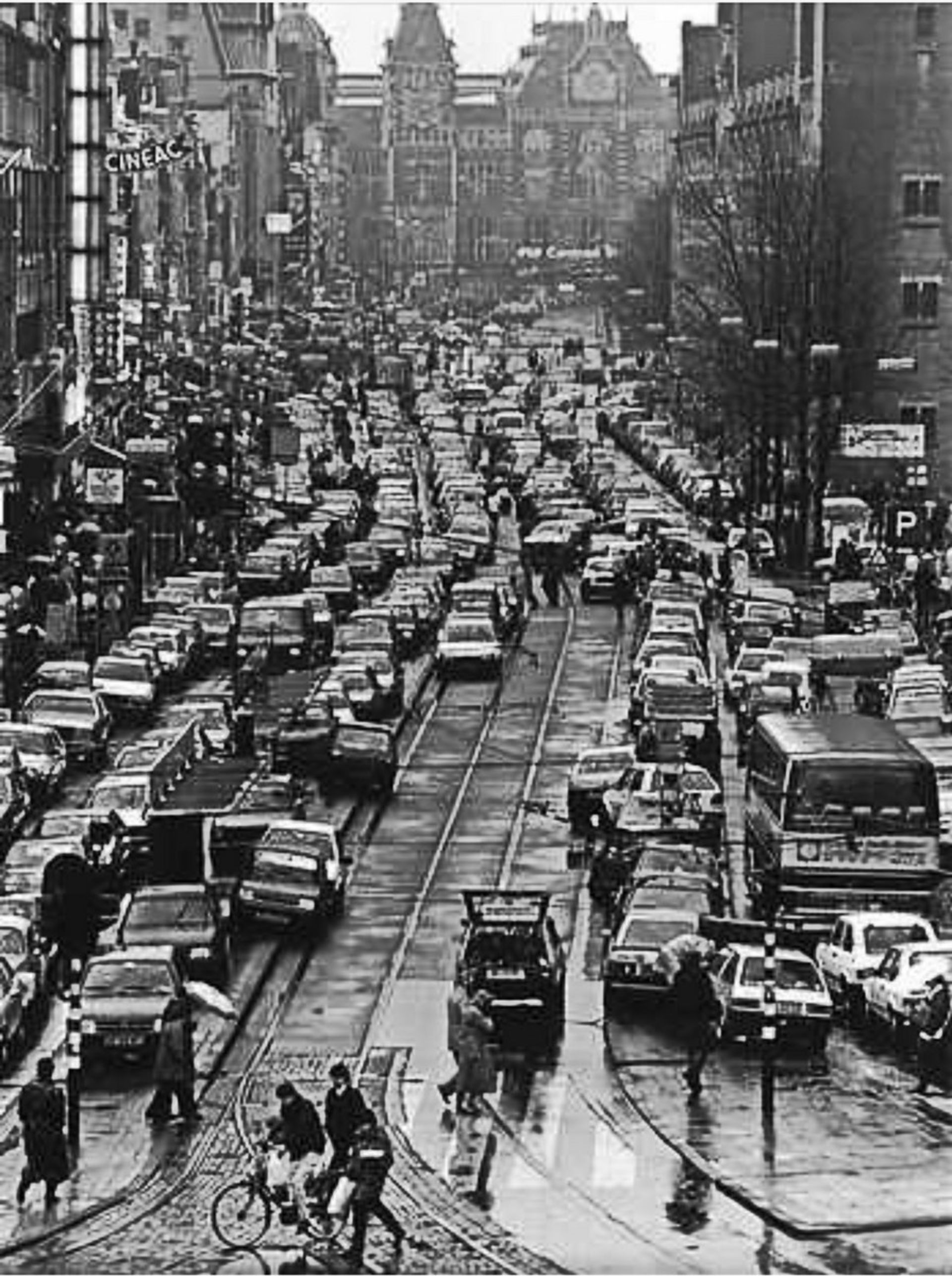 ترافیک در خیابانی در آمستردام اوایل دهه ۱۹۷۰