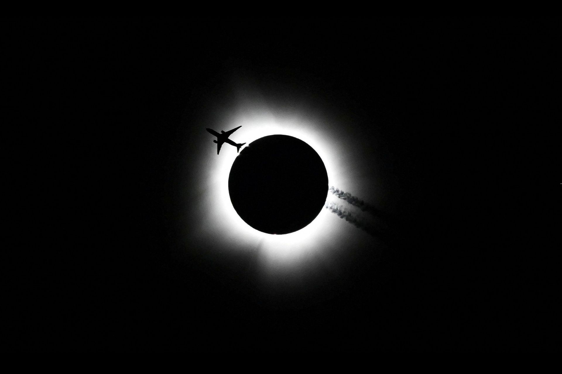 خورشیدگرفتگی کامل ۲۰۲۴ - پرواز هواپیما ایندیانا