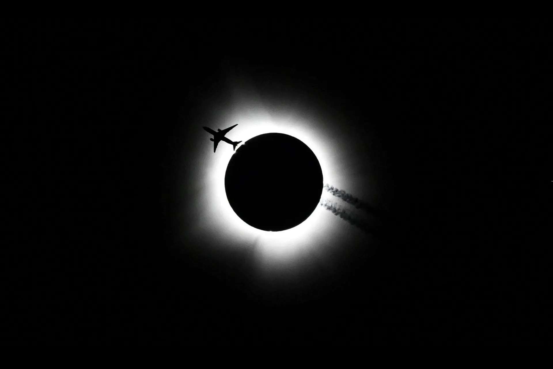 خورشیدگرفتگی کامل ۲۰۲۴ - پرواز هواپیما ایندیانا