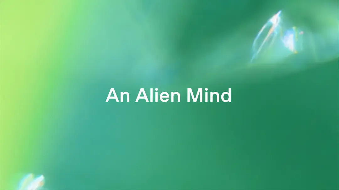متن An Alien Mind روی پس‌زمینه‌ی انتزاعی با طیف رنگ‌های سبز و نورهای پراکنده