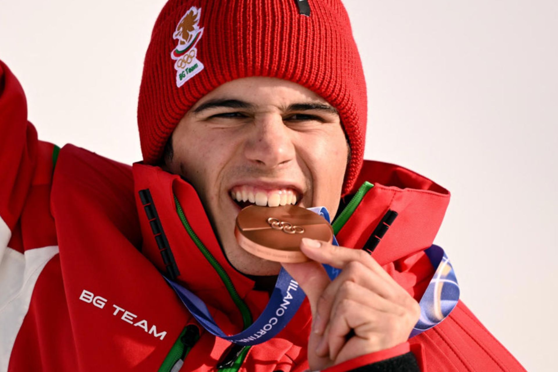 ورزشکاری که مدال طلا را به دندان گرفته