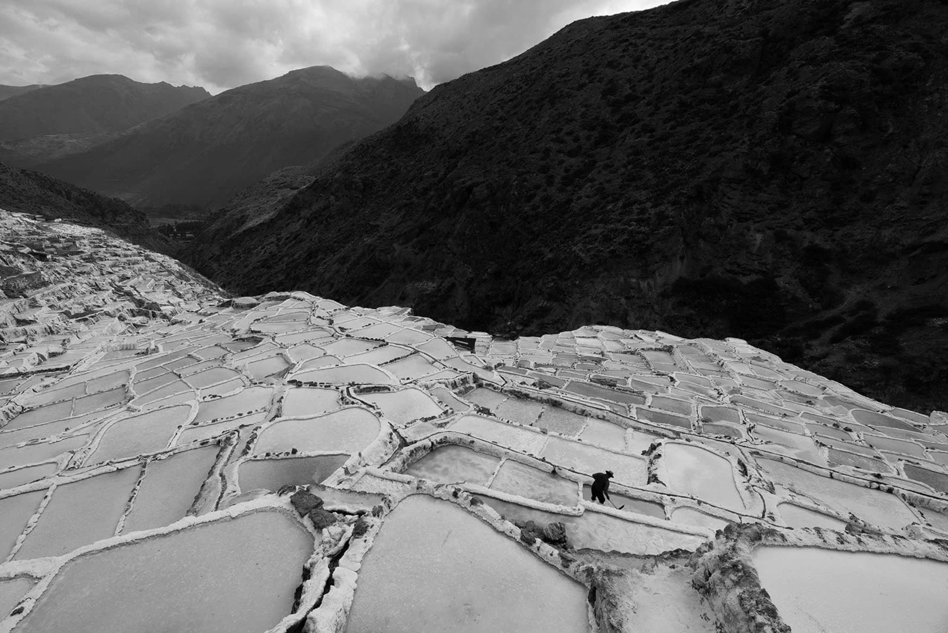 معدنچی نمک درحال استخراج نمک ماراس در پرو