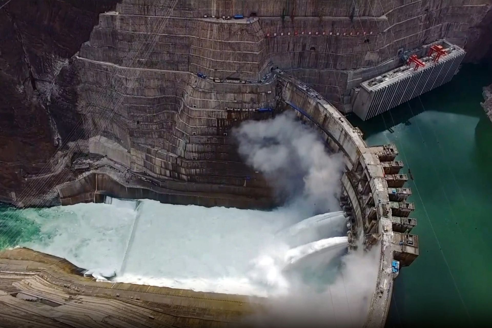 عکسی از یک پروژهٔ برق‌آبی نامعلوم/بی‌نام که شرکت Harbin Electric در ساخت آن مشارکت داشته است