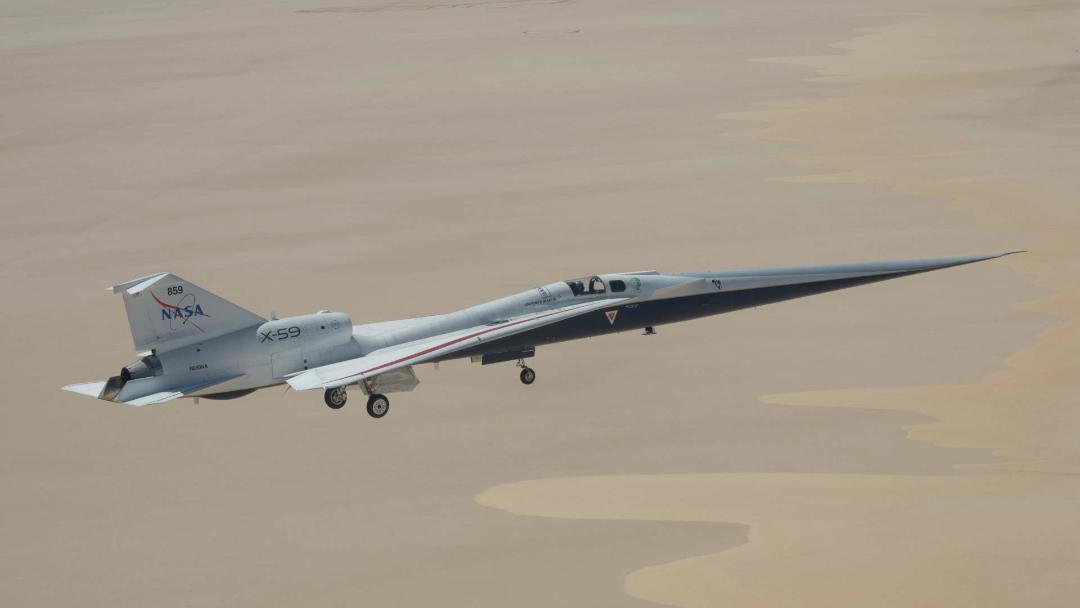 هواپیمای ایکس ۵۹ ناسا درحال پرواز برفراز منطقه بیابانی