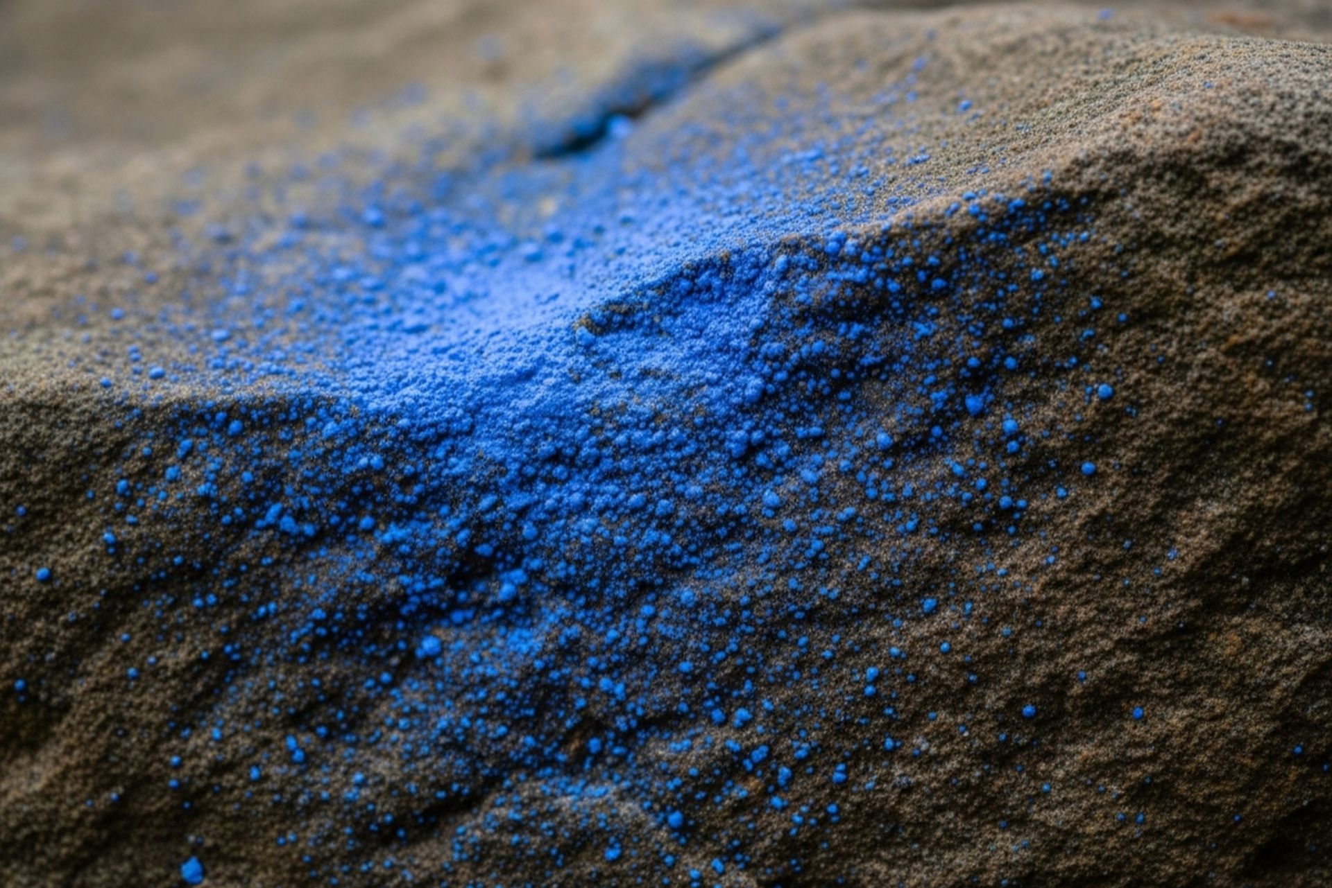 رنگدانه آبی باستانی آزوریت روی یک سنگ ماقبل تاریخ