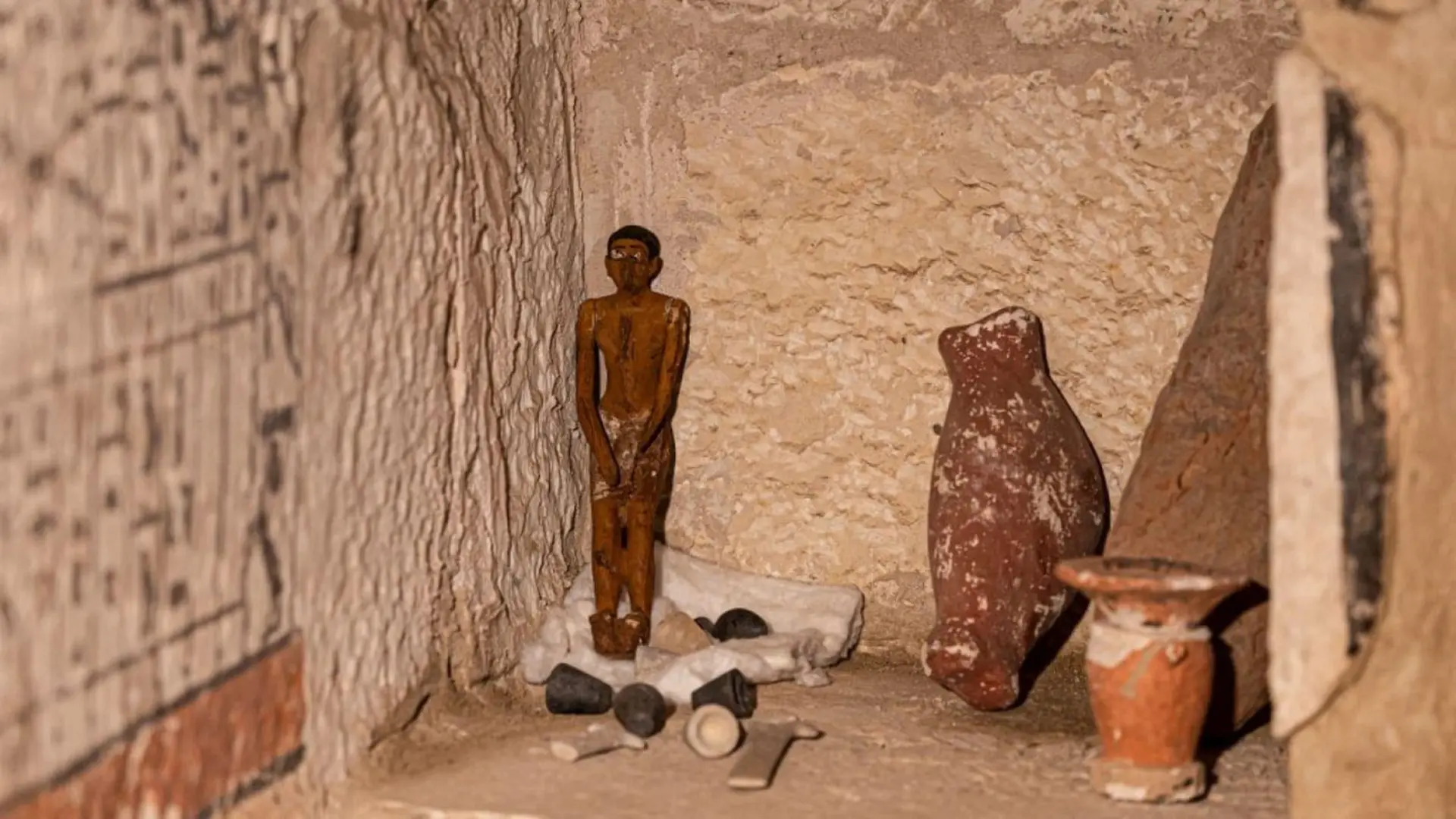 مجسمه کوچک و ظروف سفالی در آرامگاه باستانی در سقاره (Saqqara)