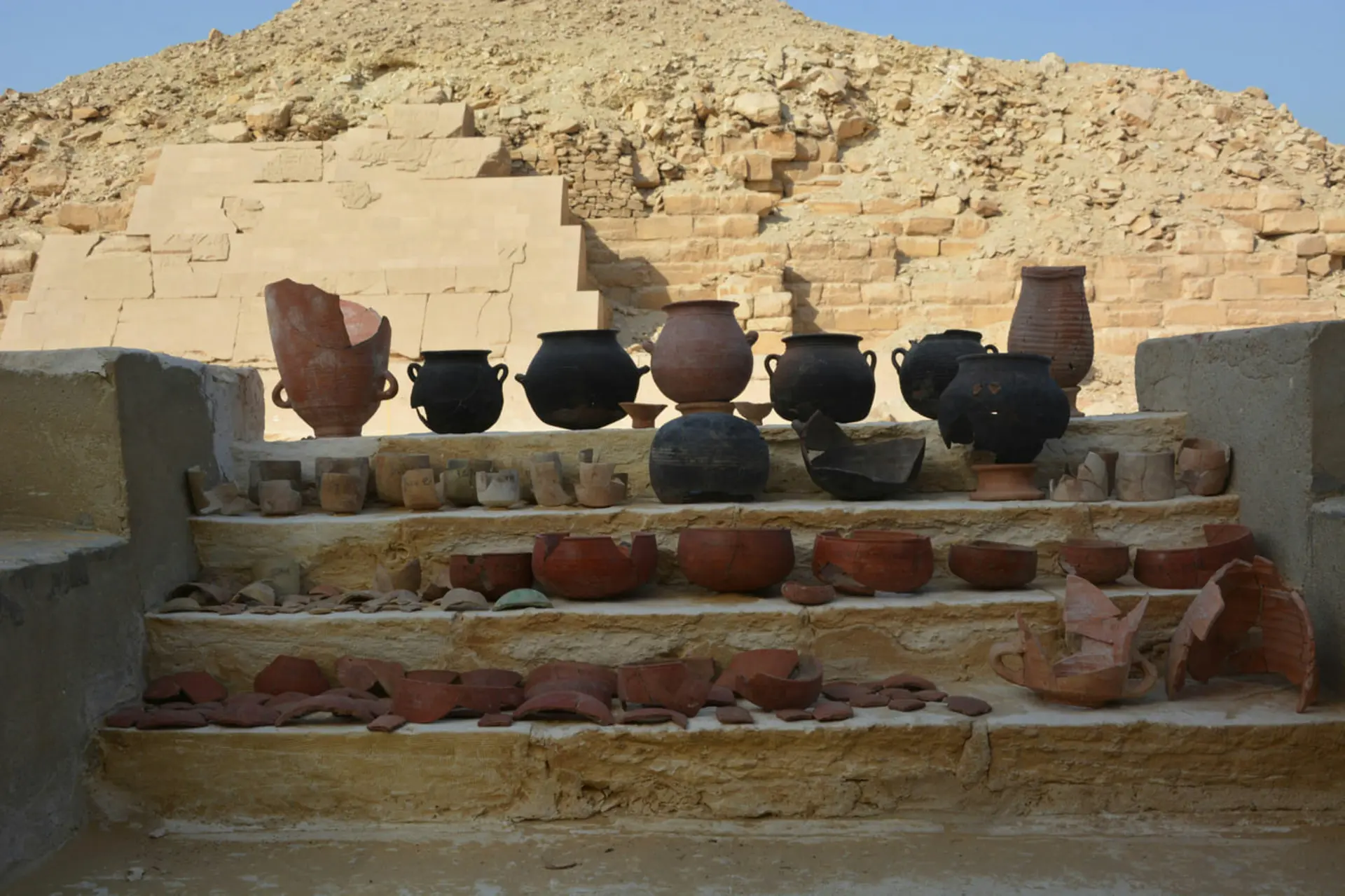 ظروف و سفال‌های باستانی کشف‌شده در محوطه باستانی سقاره (Saqqara)