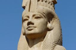 مجسمه سنگی باستانی از یک پادشاه زن در مصر با پوشش سنتی