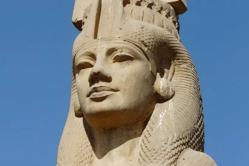 مجسمه سنگی باستانی از یک پادشاه زن در مصر با پوشش سنتی