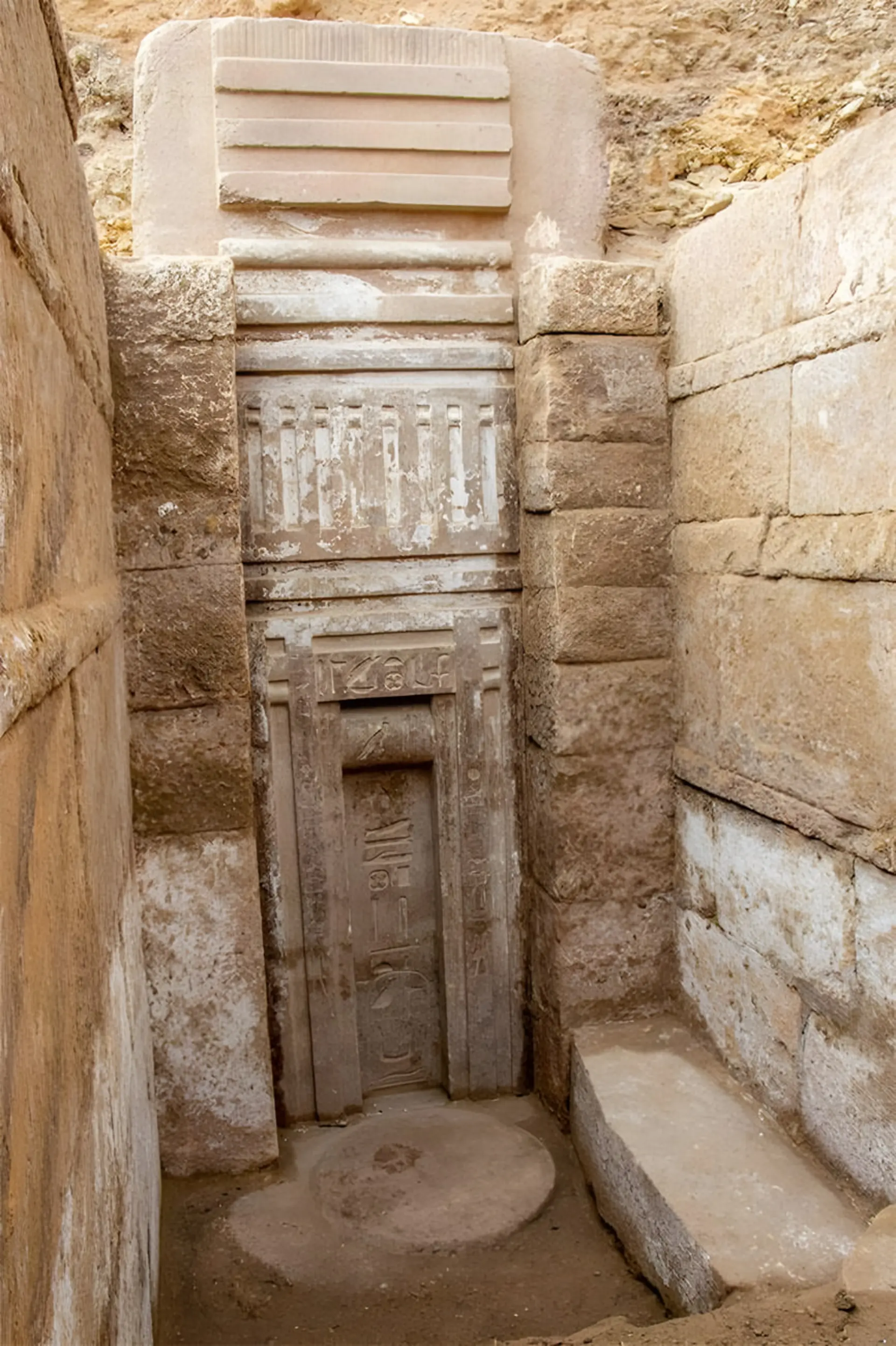 آرامگاه باستانی در سقاره (Saqqara) با کتیبههای هیروگلیف روی سنگهای تراشیده