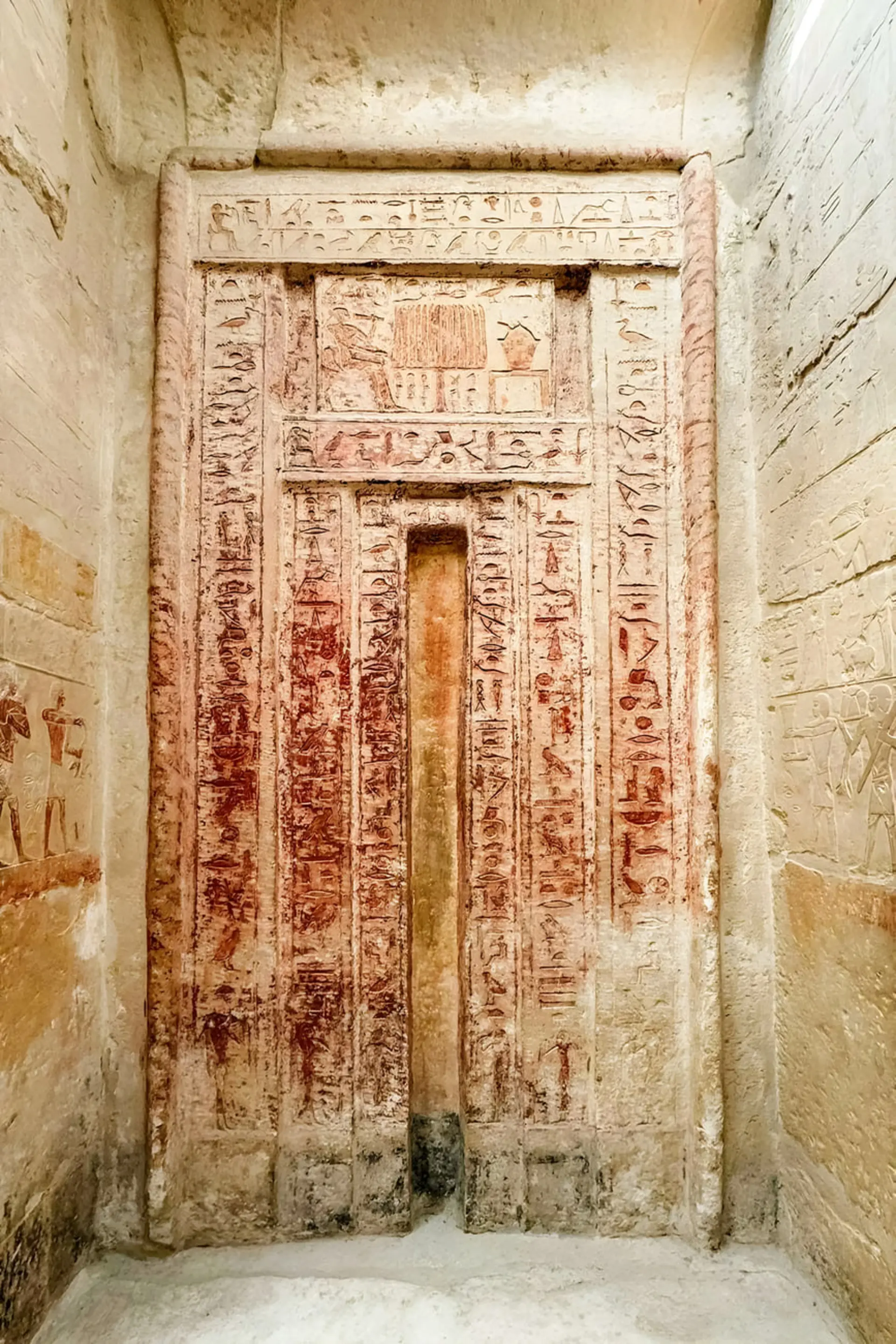 کتیبههای هیروگلیف باستانی روی دیوارههای سنگی آرامگاه باستانی در سقاره (Saqqara)