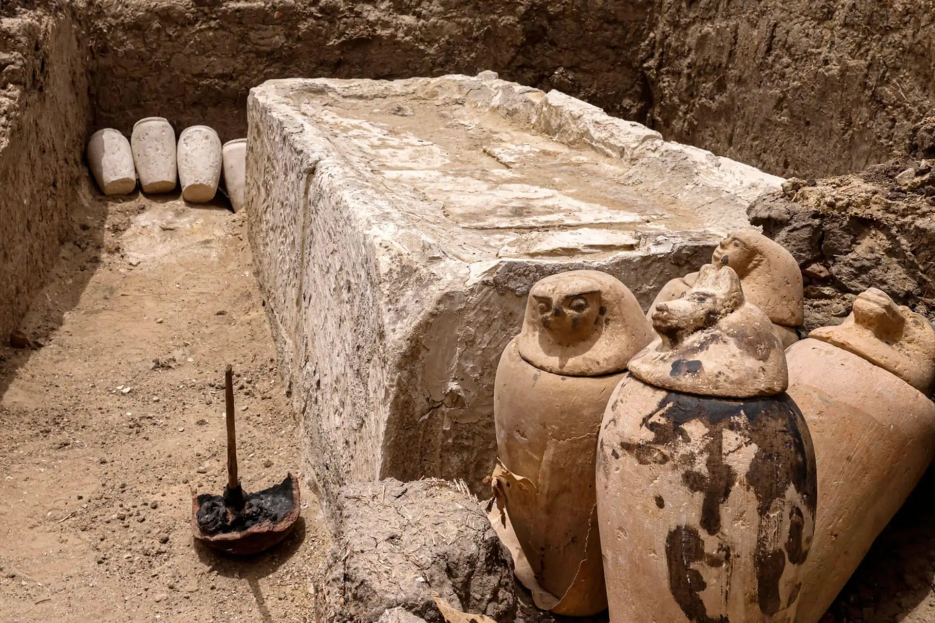 آرامگاه باستانی در سقاره (Saqqara) همراه با ظرف‌های سفالی و بقایای کاوش