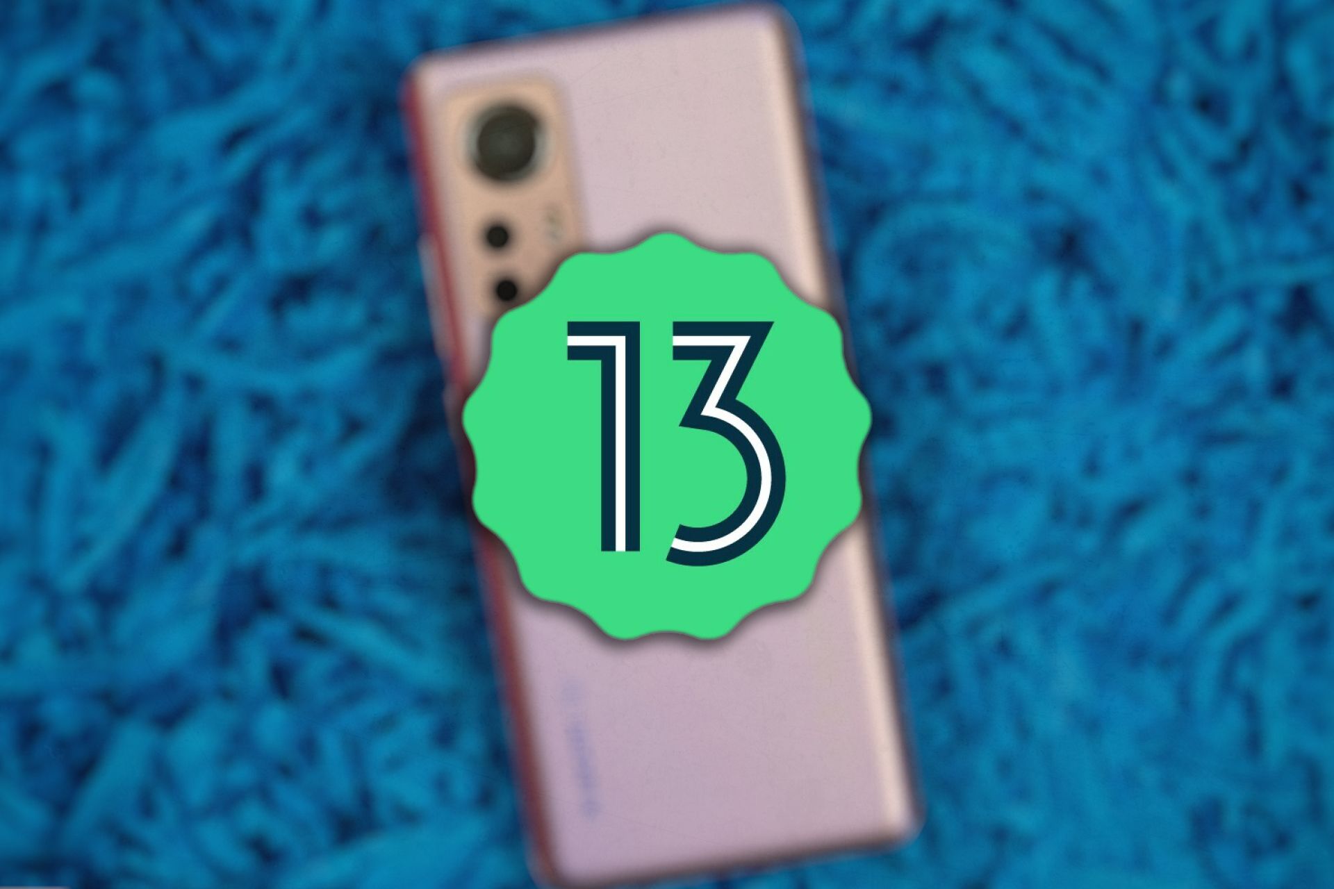 گوشی هوشمند شیائومی در پس زمینه و لوگوی سبز رنگ اندروید ۱۳ جلوی آن