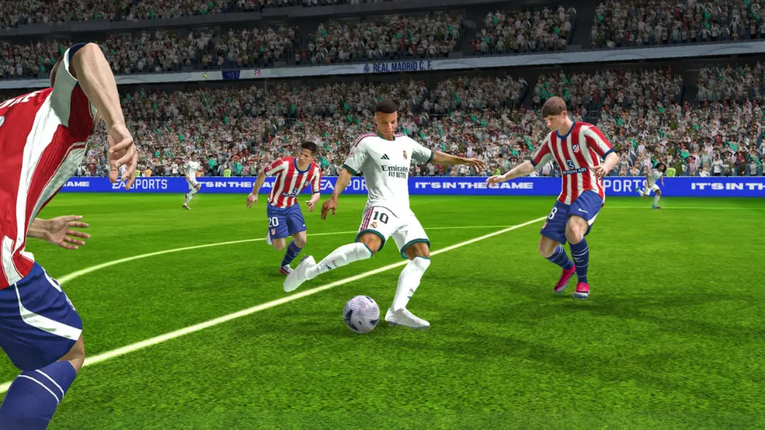 بازیکن فوتبال رئال مادرید (Real Madrid) در حال دریبل زدن توپ در استادیوم پر از تماشاگر