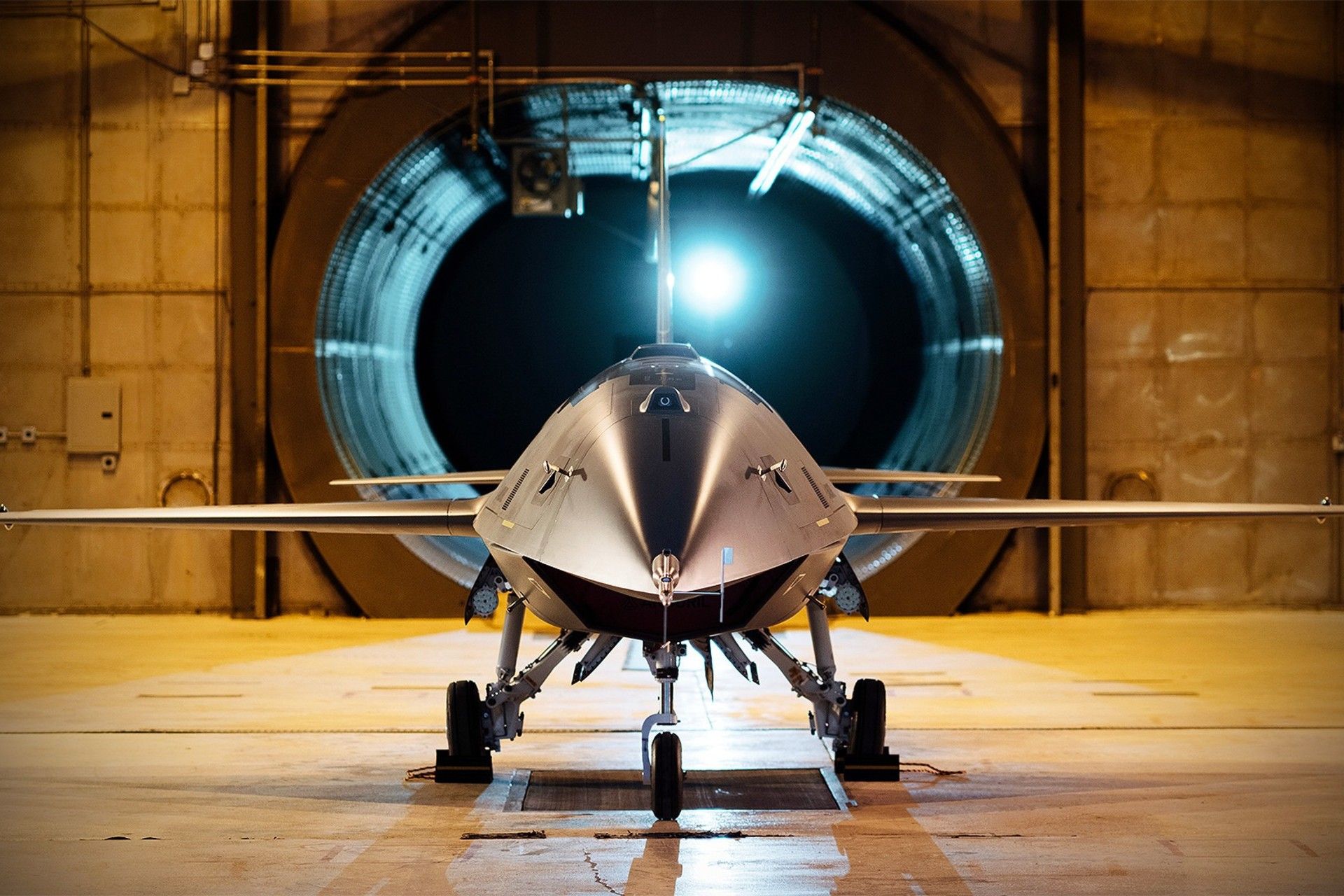 نمای جلو جت نظامی اندوریل فیوری