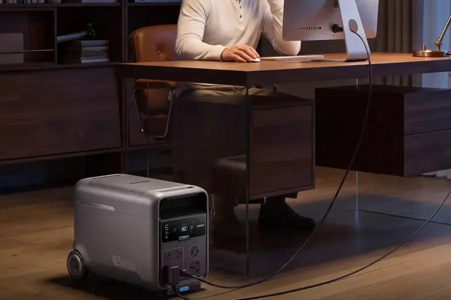 استگاه ذخیره انرژی انکر سولیکس (Anker Solix S5000) در کنار میز کار
