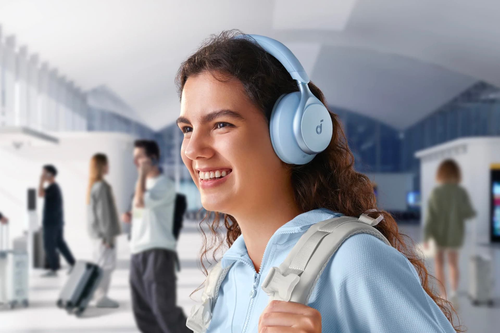 دختر جوان با هدفون انکر ساندکور اسپیس وان / Anker Soundcore Space One