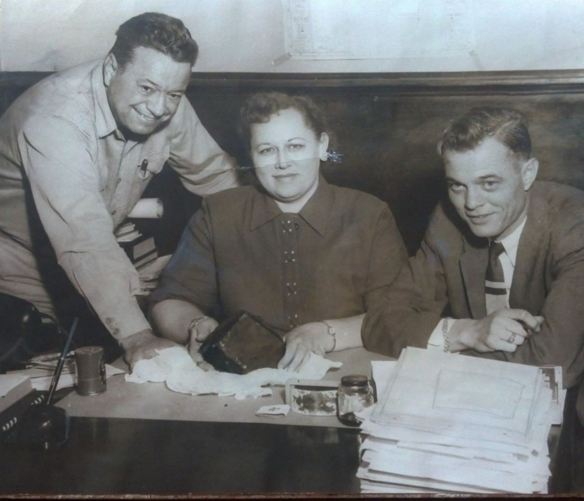 ان هاجز درکنار هیو لاو، وکیل خود و والتر بی. جونز، مدیر موزه تاریخ طبیعی آلاباما